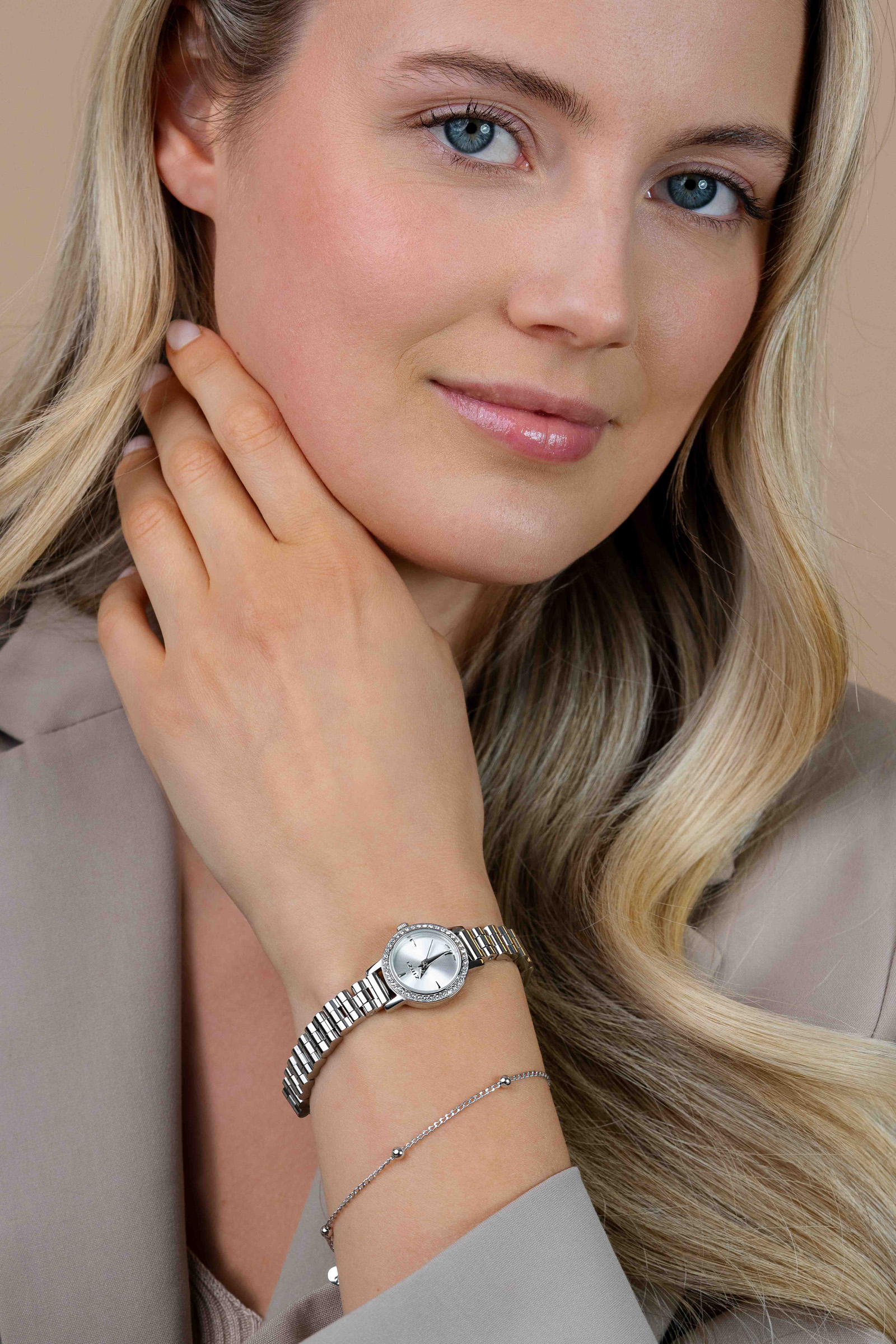 ZINZI Lucia horloge 28mm rechthoekige kast, bezet met witte zirkonia's en zilverkleurige wijzerplaat, stalen schakelband ZIW2302