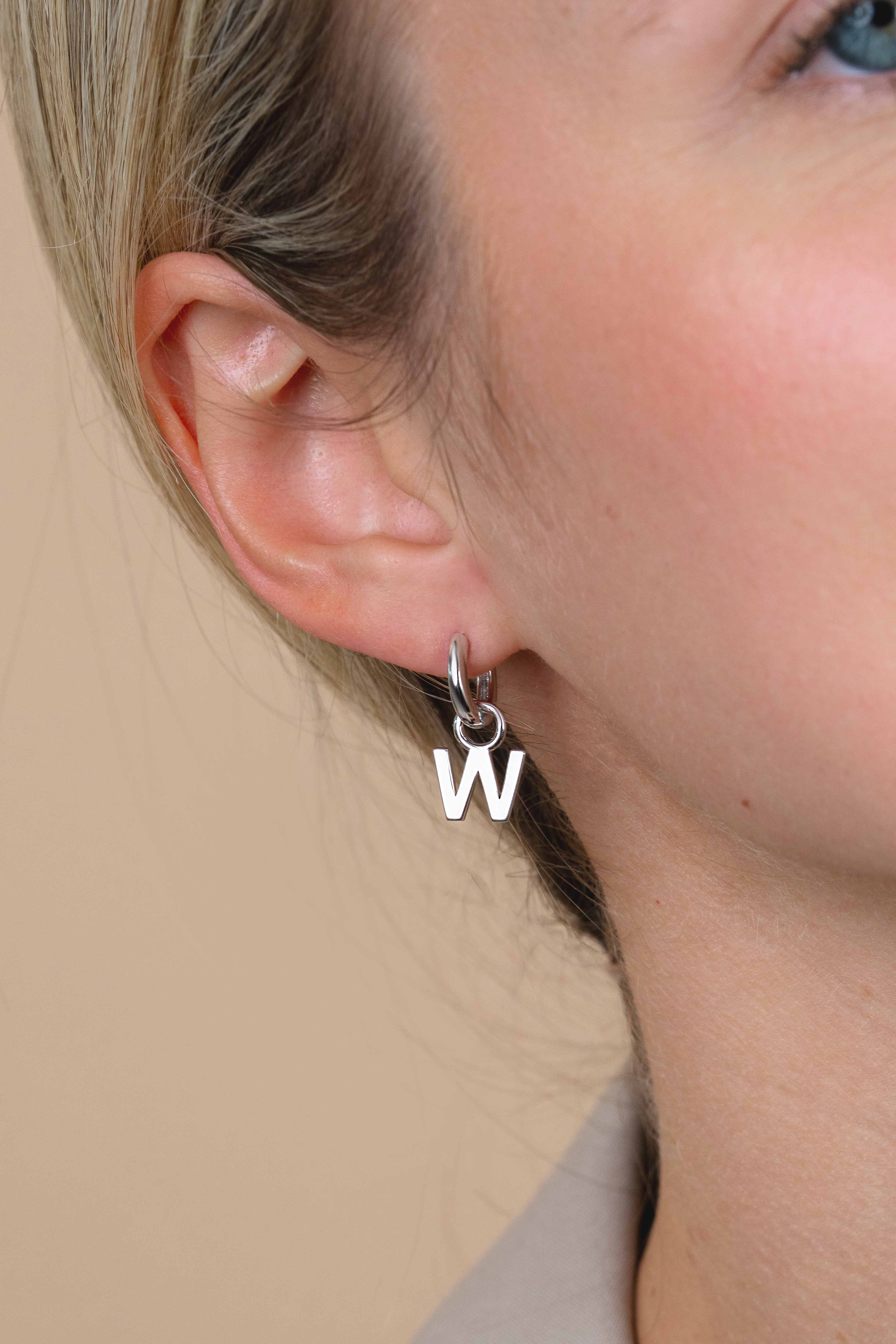 ZINZI zilveren letter oorbedel W per stuk geprijsd ZICH2144W. (zonder oorringen).