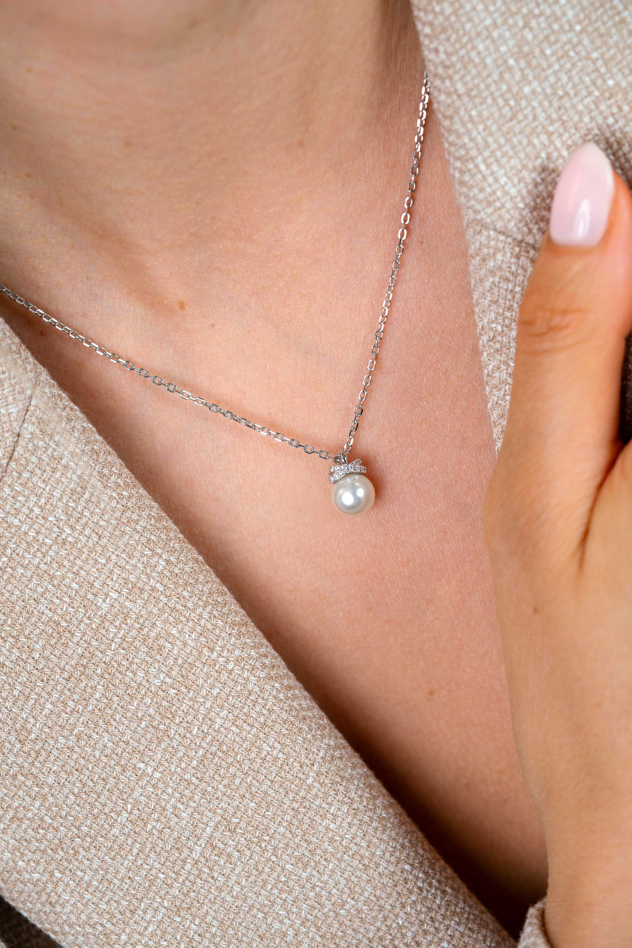 ZINZI zilveren ketting met een witte parelhanger (12mm) en een strikvormige zetting bezet met witte zirkonia’s 42-45cm ZIC2863