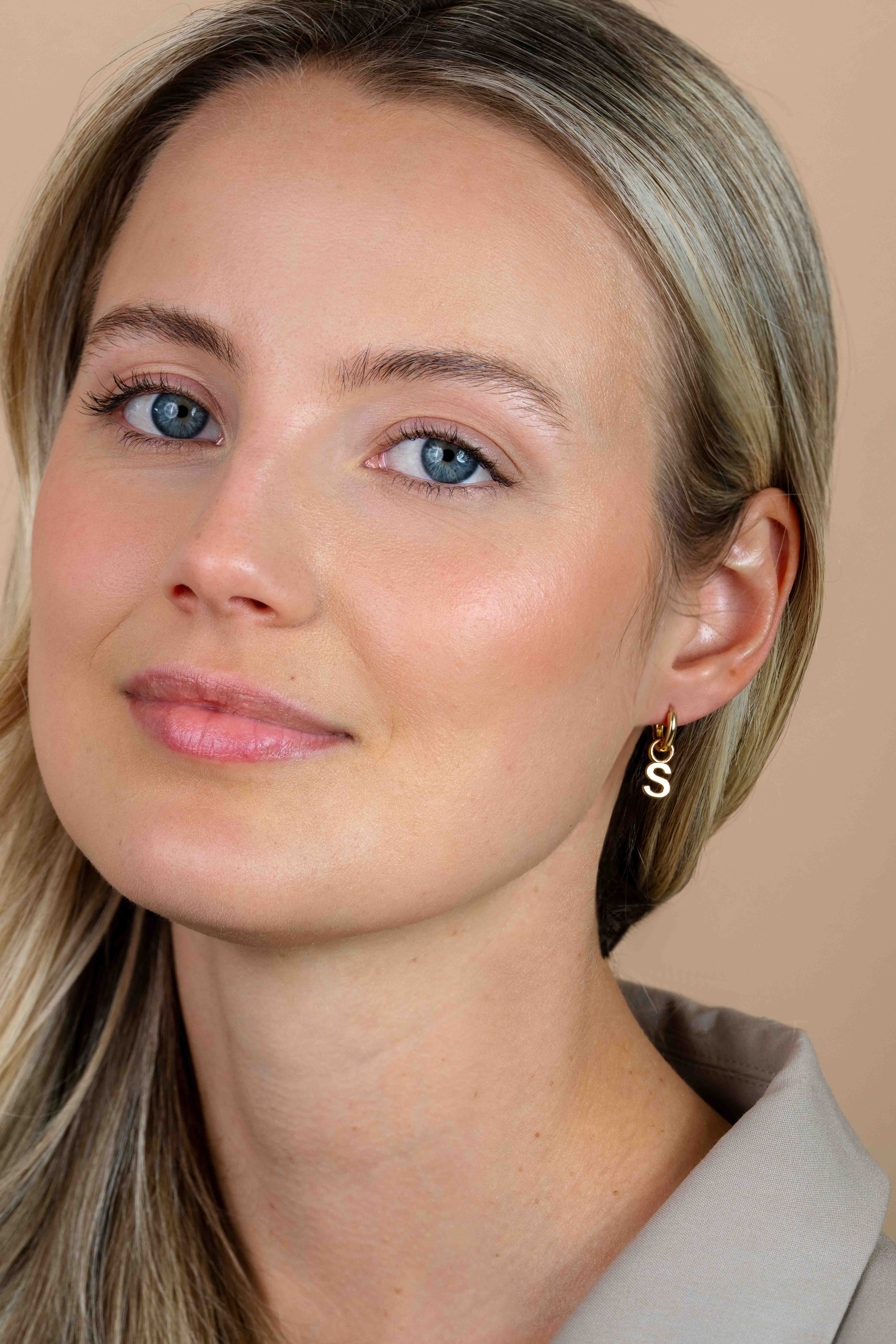 ZINZI zilveren geelvergulde letter oorbedel S per stuk geprijsd ZICH2145S. (zonder oorringen).