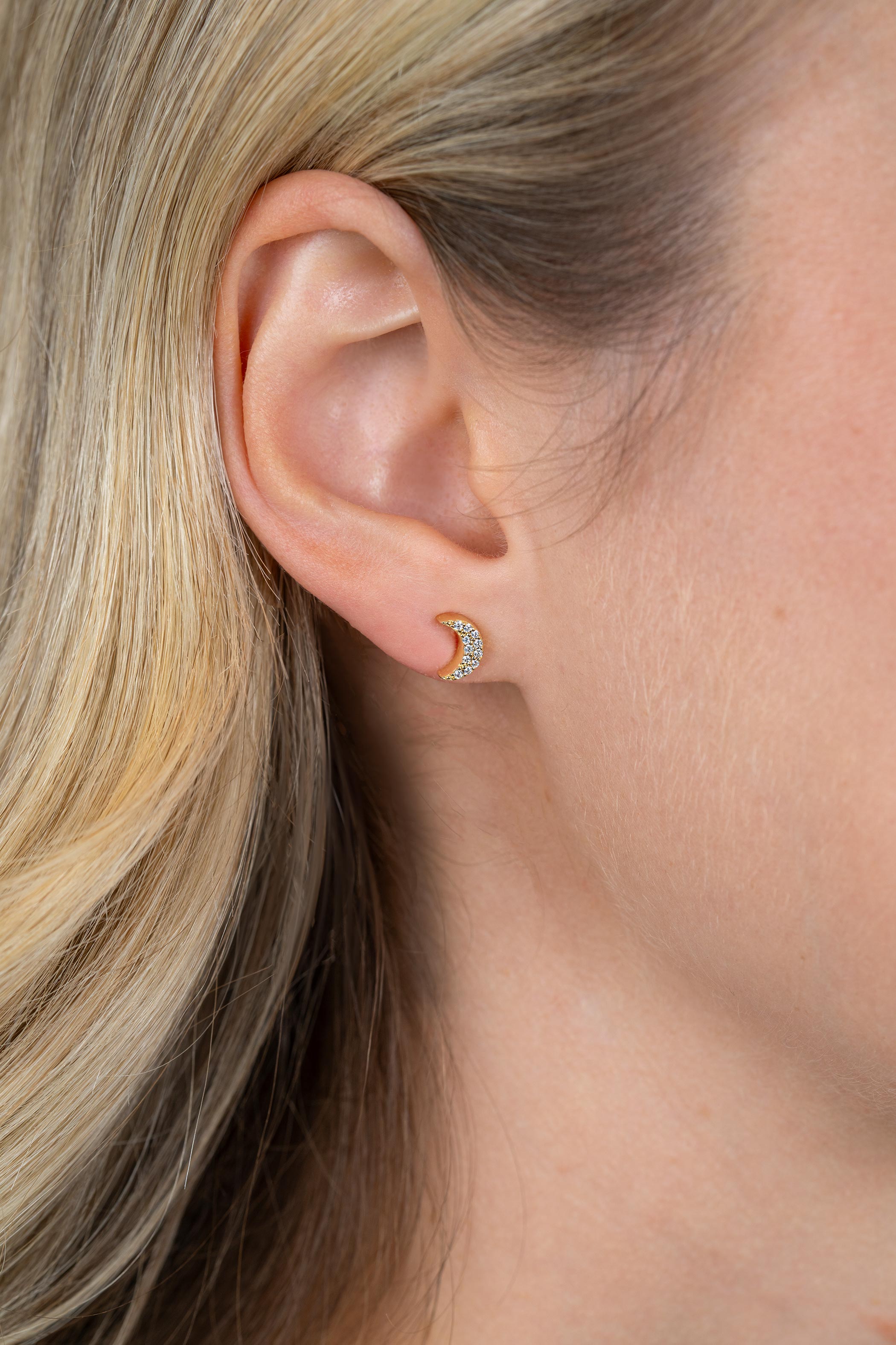 7mm ZINZI goldplated zilveren oorknopjes in ster- en maansymbool, bezet met fonkelende witte zirkonia’s ZIO2827