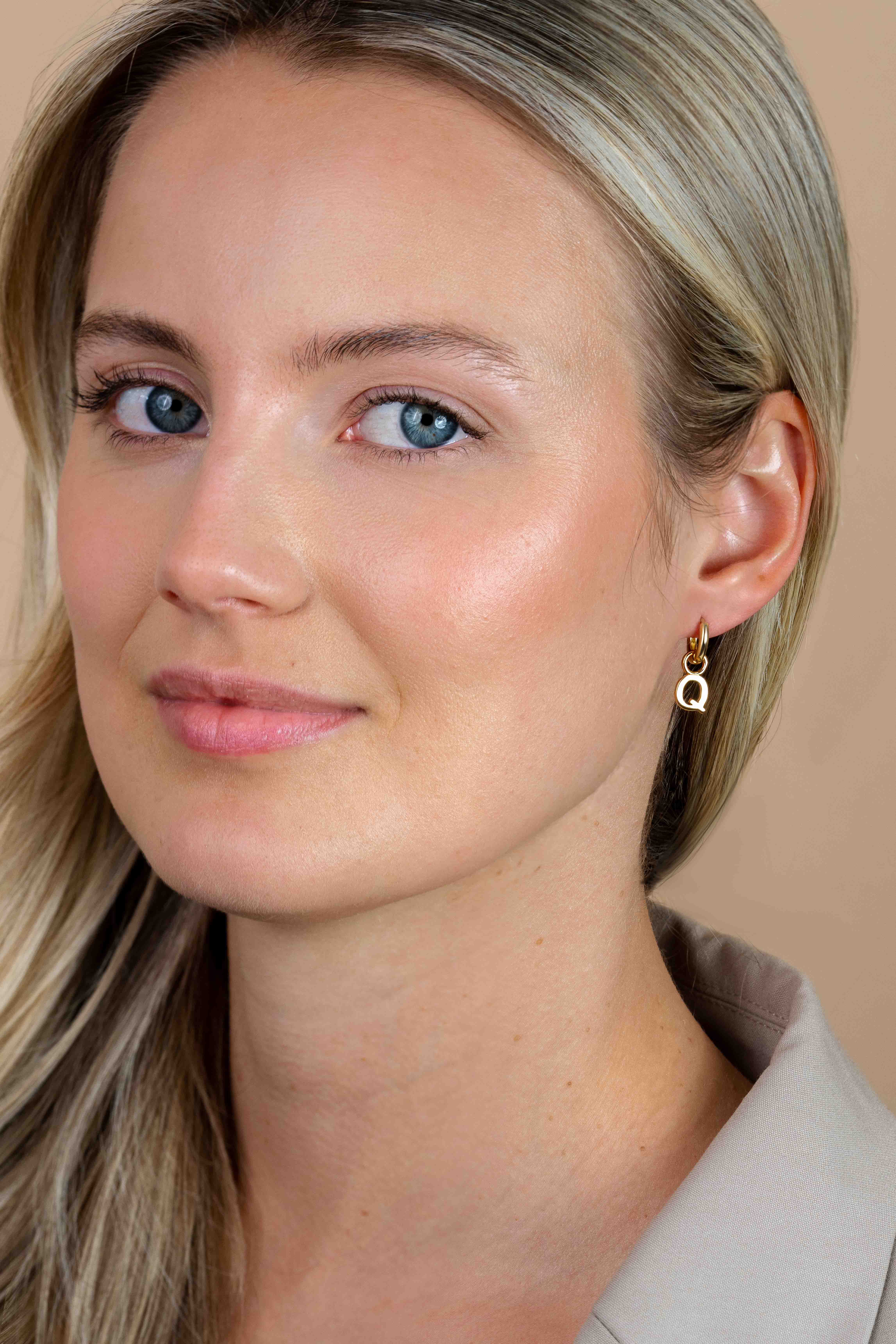 ZINZI zilveren geelvergulde letter oorbedel Q per stuk geprijsd ZICH2145Q. (zonder oorringen).