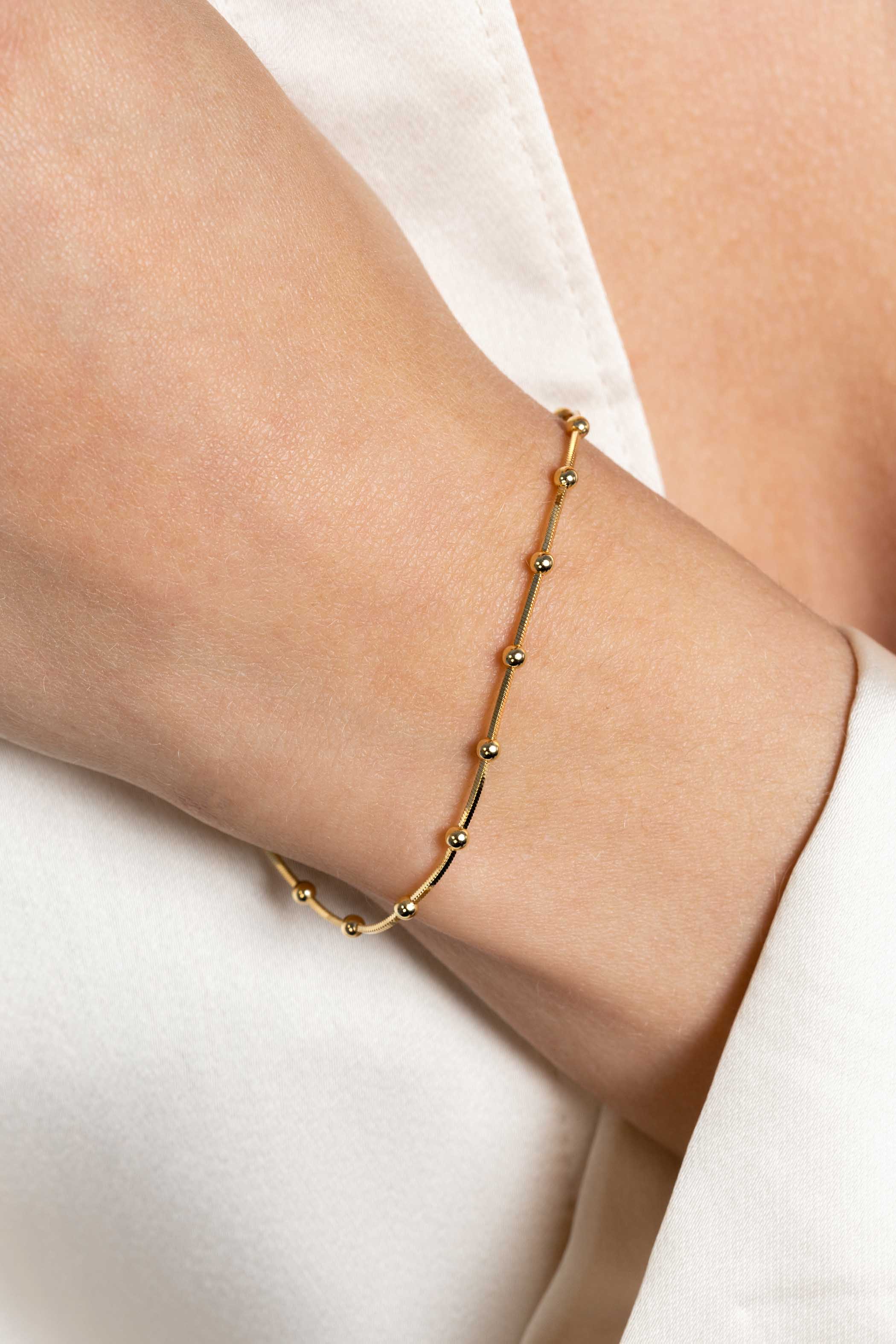 ZINZI gold plated zilveren slangen-armband met vierkant geslepen schakels en 15 verfijnde glanzende bolletjes 17-20cm ZIA2471G