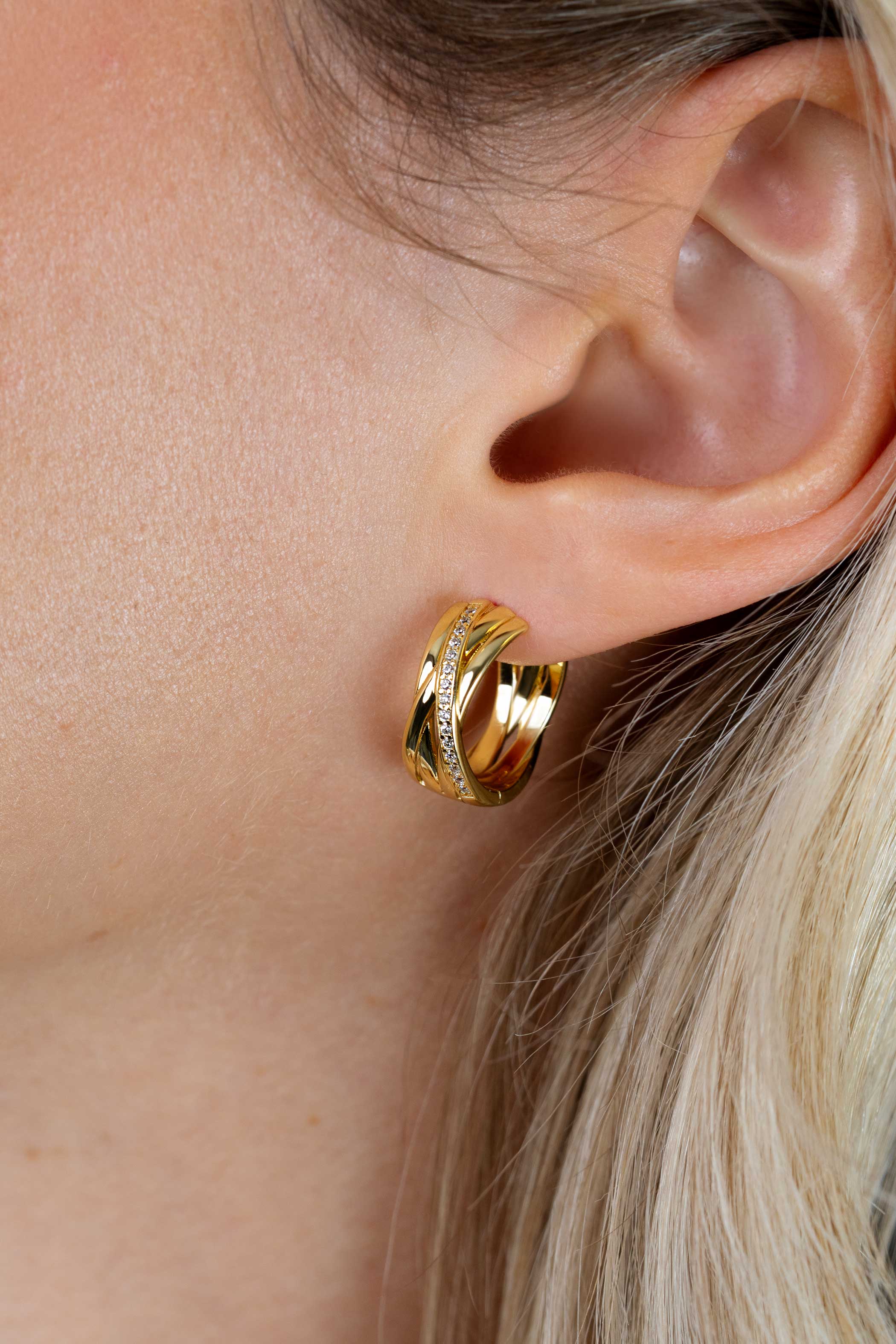 17mm ZINZI gold plated zilveren cross-over oorringen met luxe scharniersluiting 7mm breed ZIO1790Y