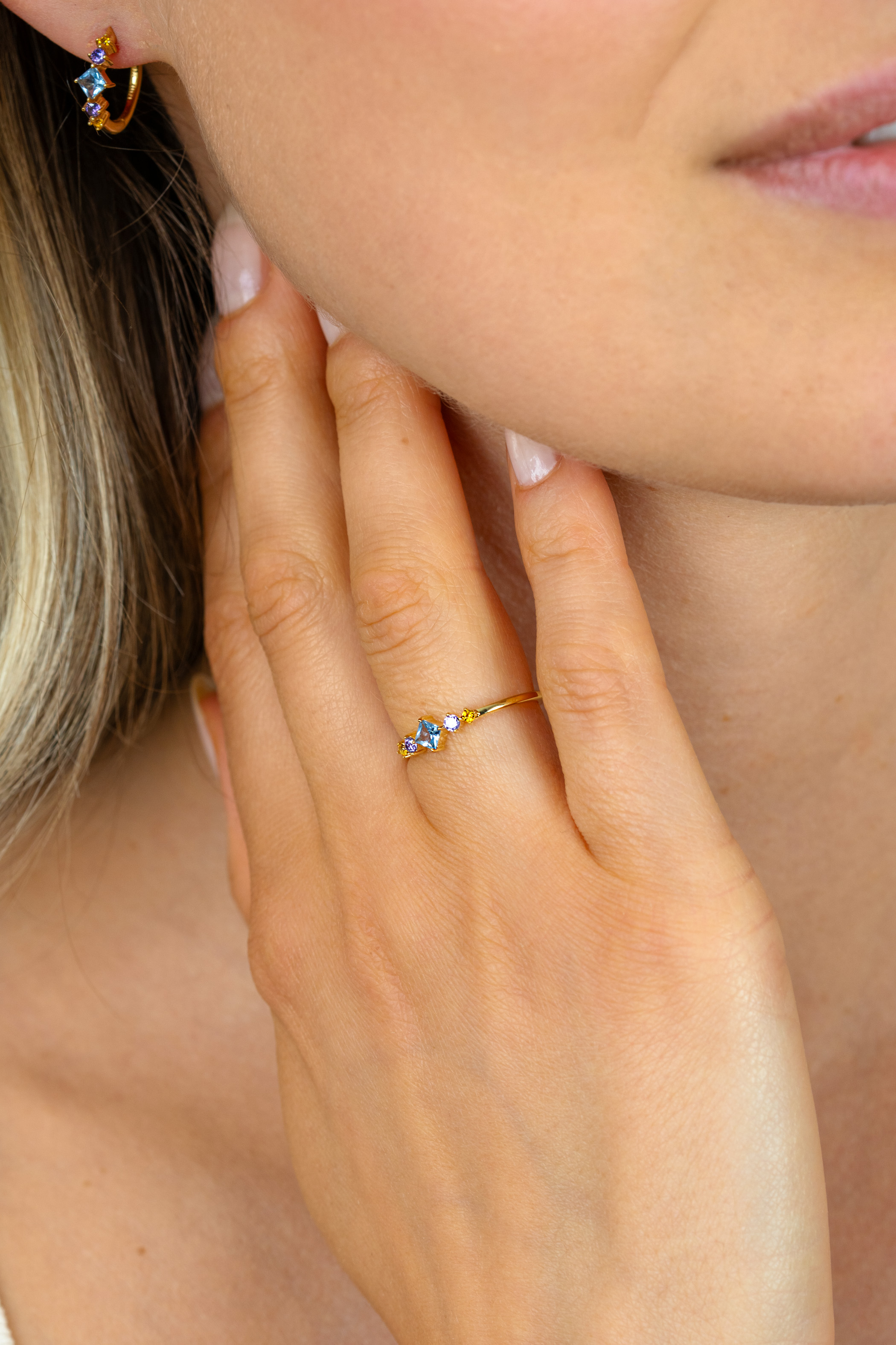 ZINZI gold plated zilveren ring met blauw, paars en champagne kleurstenen in ruitvorm ZIR2443