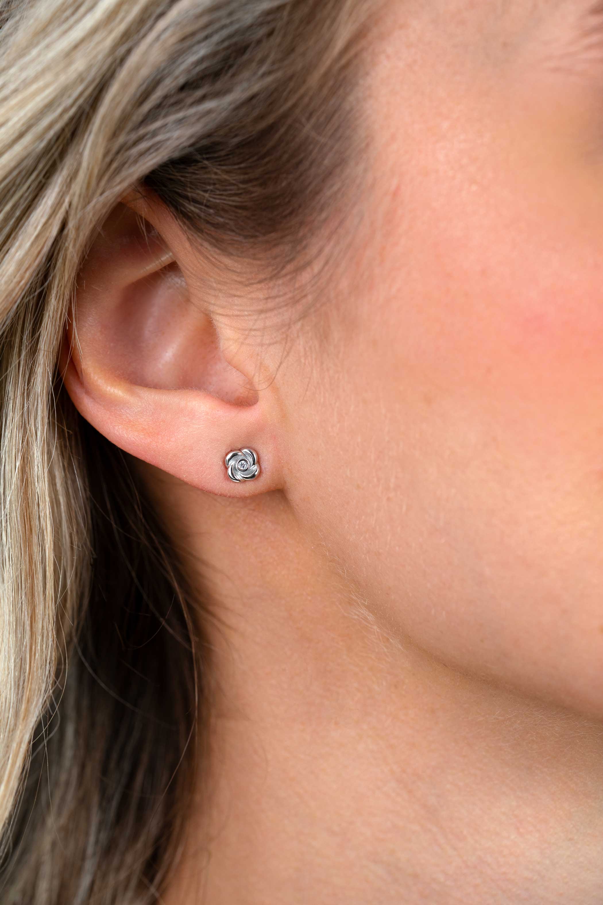 6mm ZINZI zilveren oorstekers met een roosje, bezet met witte zirkonia ZIO2872