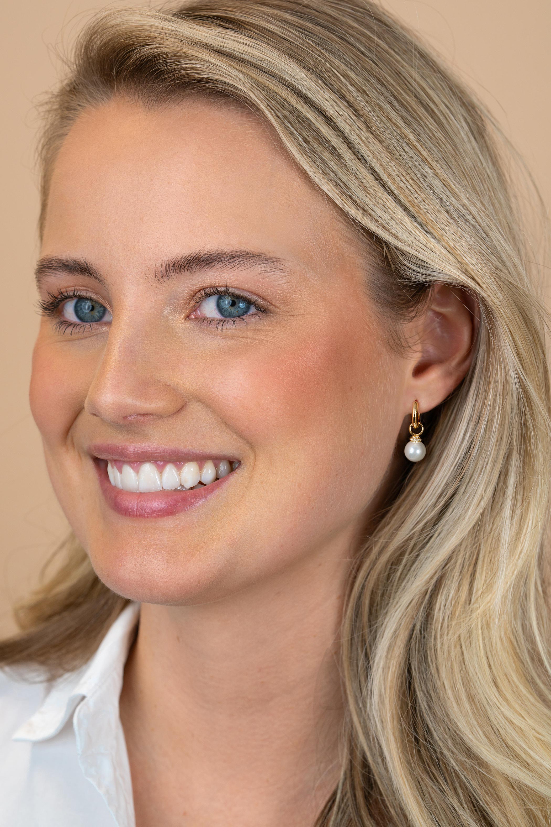 8mm ZINZI goldplated zilveren oorbedels met ronde witte parel en pavé gezette top met witte zirkonia’s ZICH2823Y (zonder oorringen)