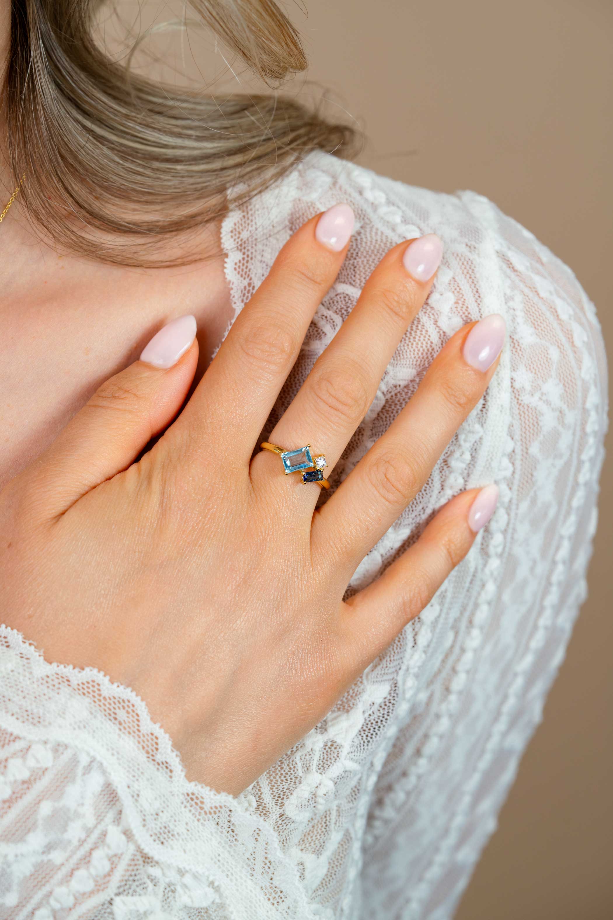 ZINZI gold plated zilveren ring bezet met geometrische kleurstenen in lichtblauw, petrolblauw en fonkelend wit ZIR2897