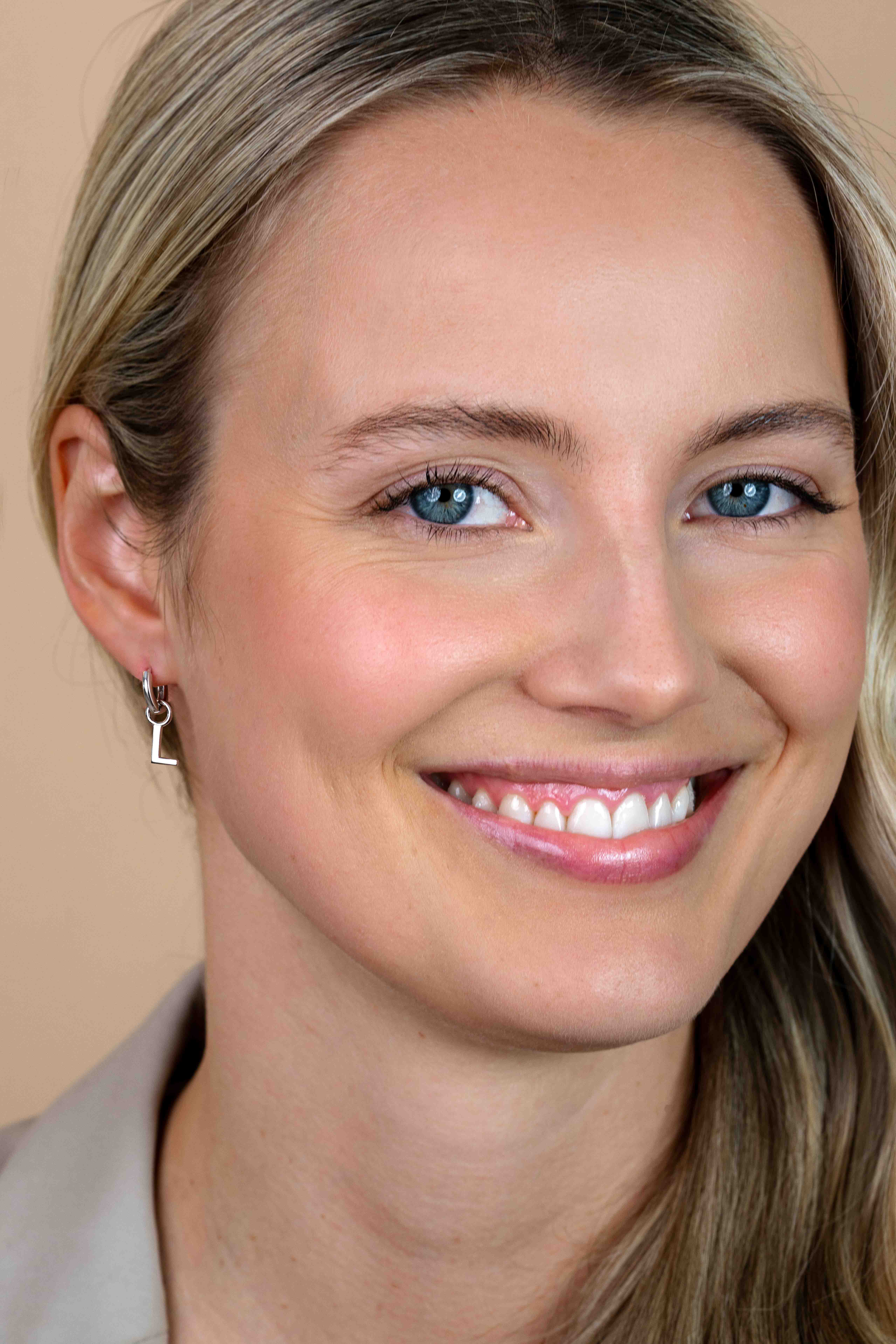 ZINZI zilveren letter oorbedel L per stuk geprijsd ZICH2144L. (zonder oorringen).