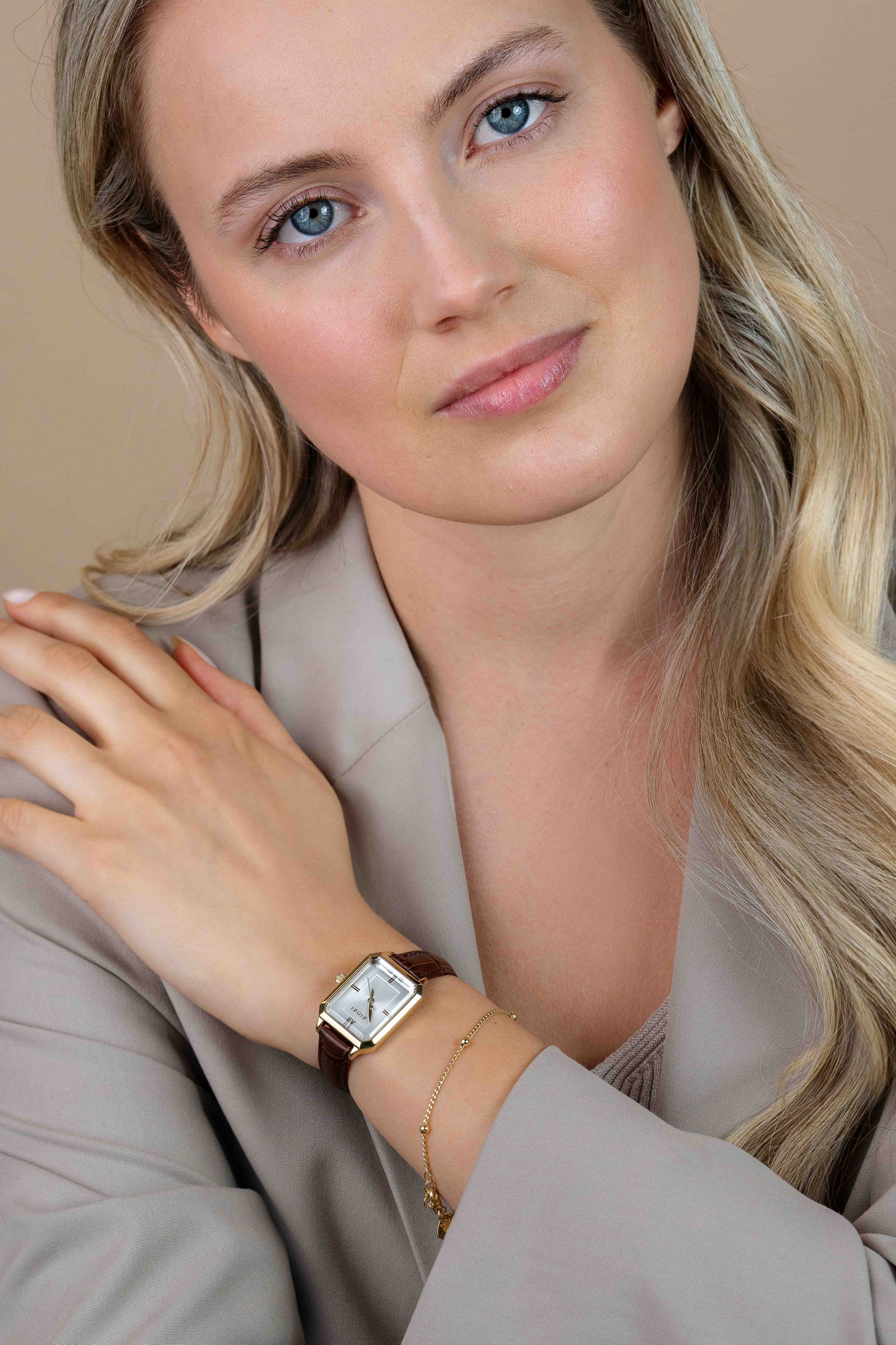 ZINZI Allure horloge 30mm achthoekige goudkleurige kast, zilvergekleurde wijzerplaat en bruine leren band, Japans uurwerk ZIW2533B