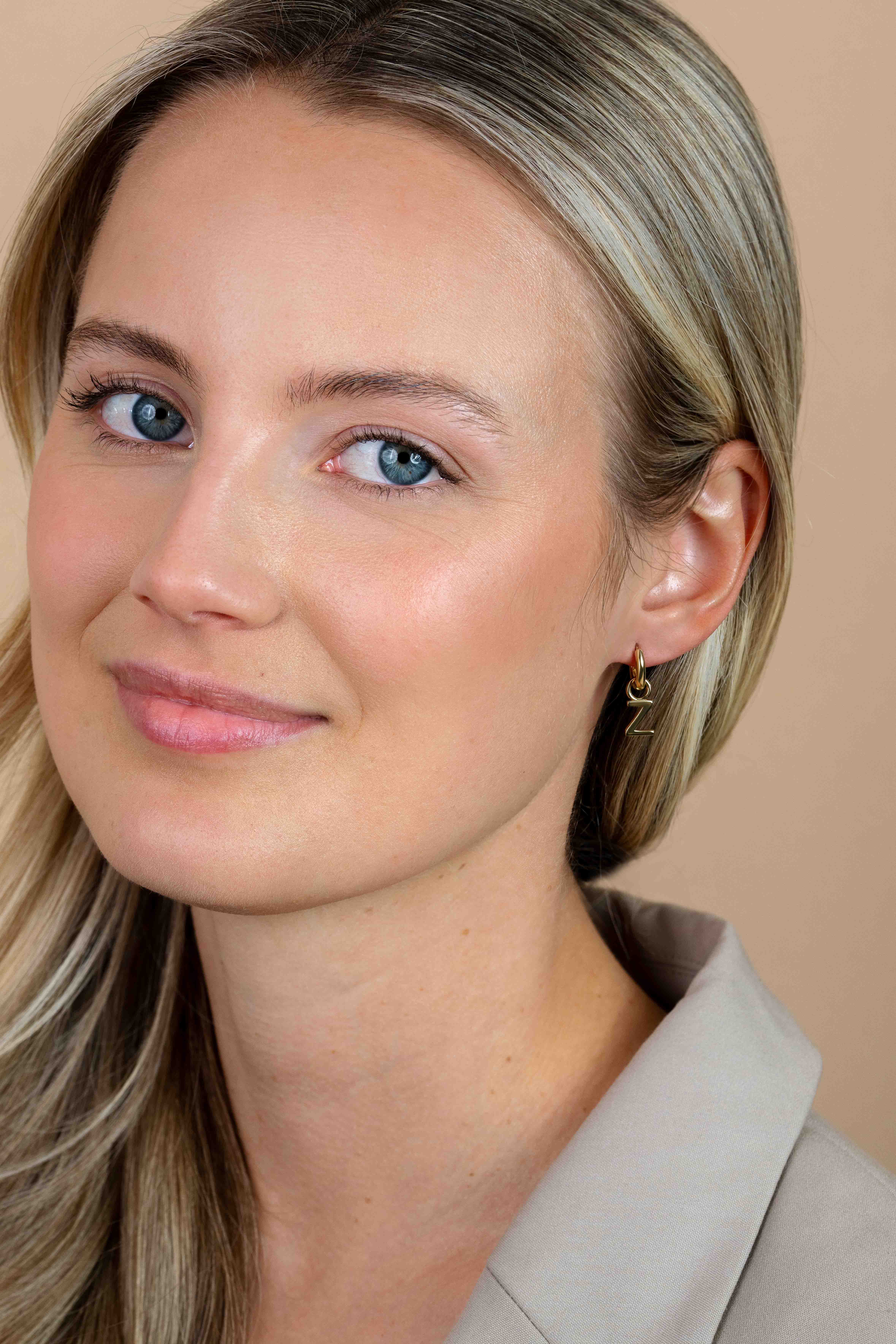 ZINZI zilveren geelvergulde letter oorbedel Z per stuk geprijsd ZICH2145Z. (zonder oorringen).