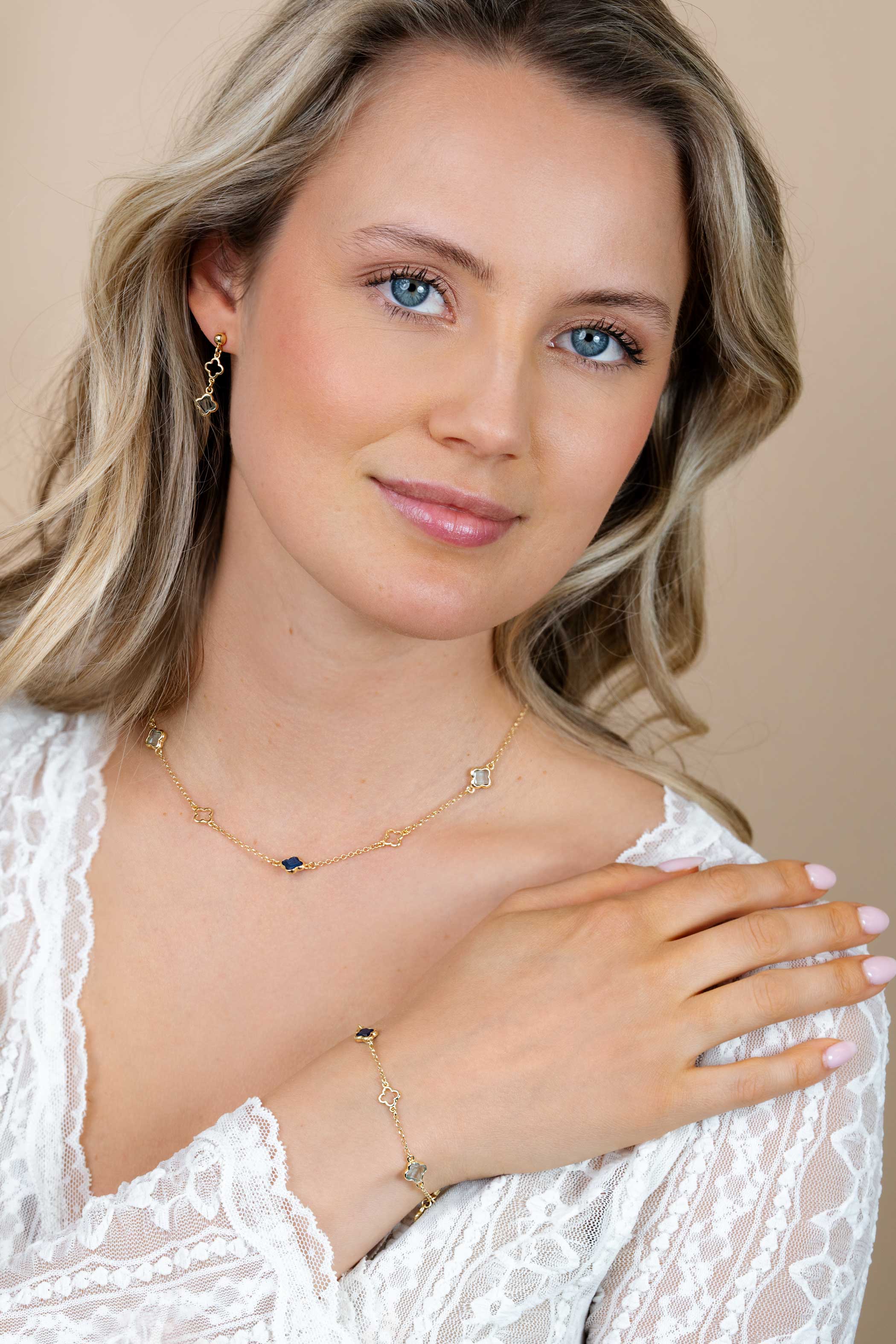 27mm ZINZI goldplated zilveren oorstekers met licht blauwe klavers en open klavers 8mm ZIO2906