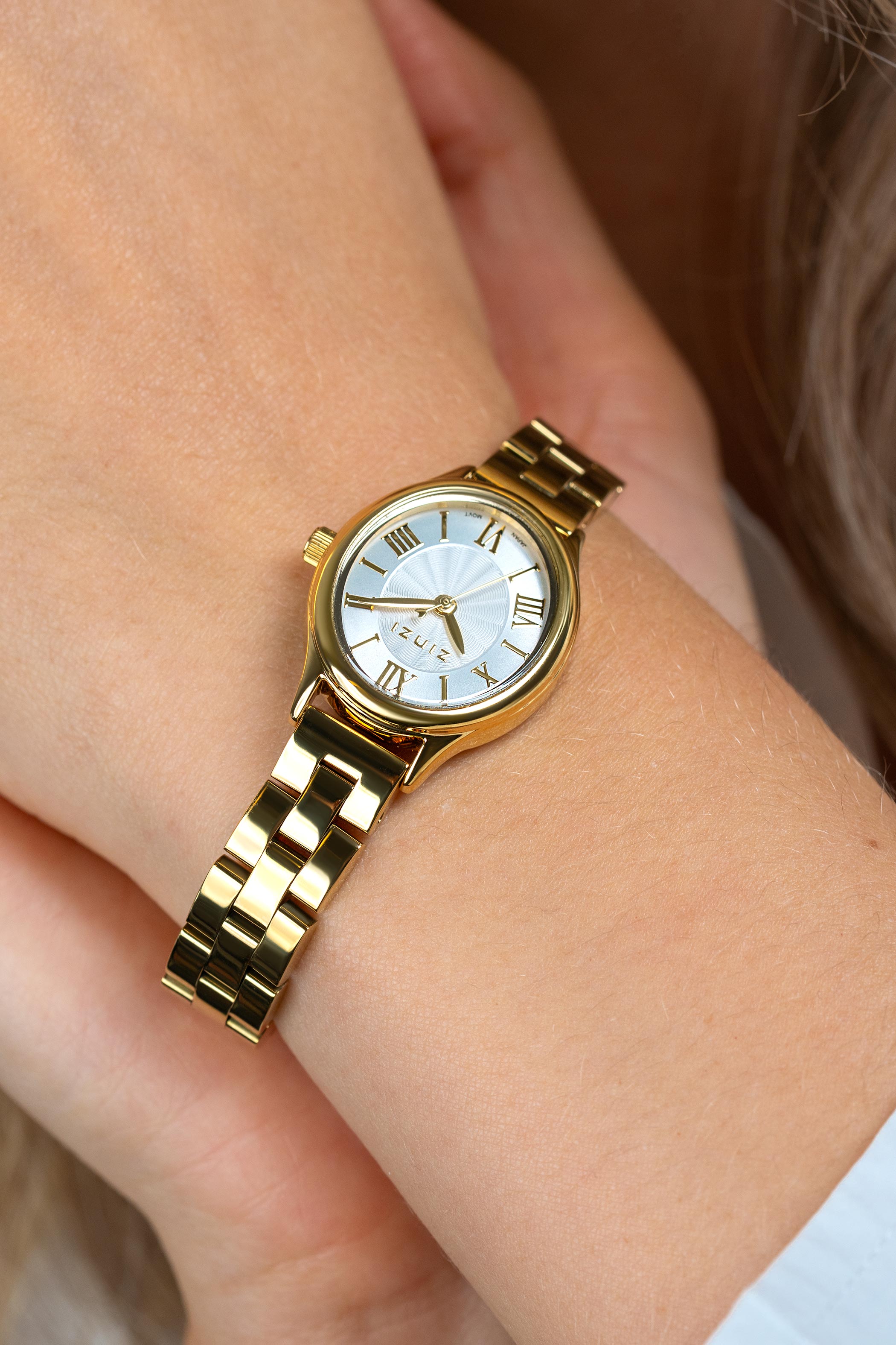 ZINZI Belle Ovale 26mm geelgoudkleurig horloge zilverkleurige wijzerplaat en stalen schakelband, Japans uurwerk ZIW2933
