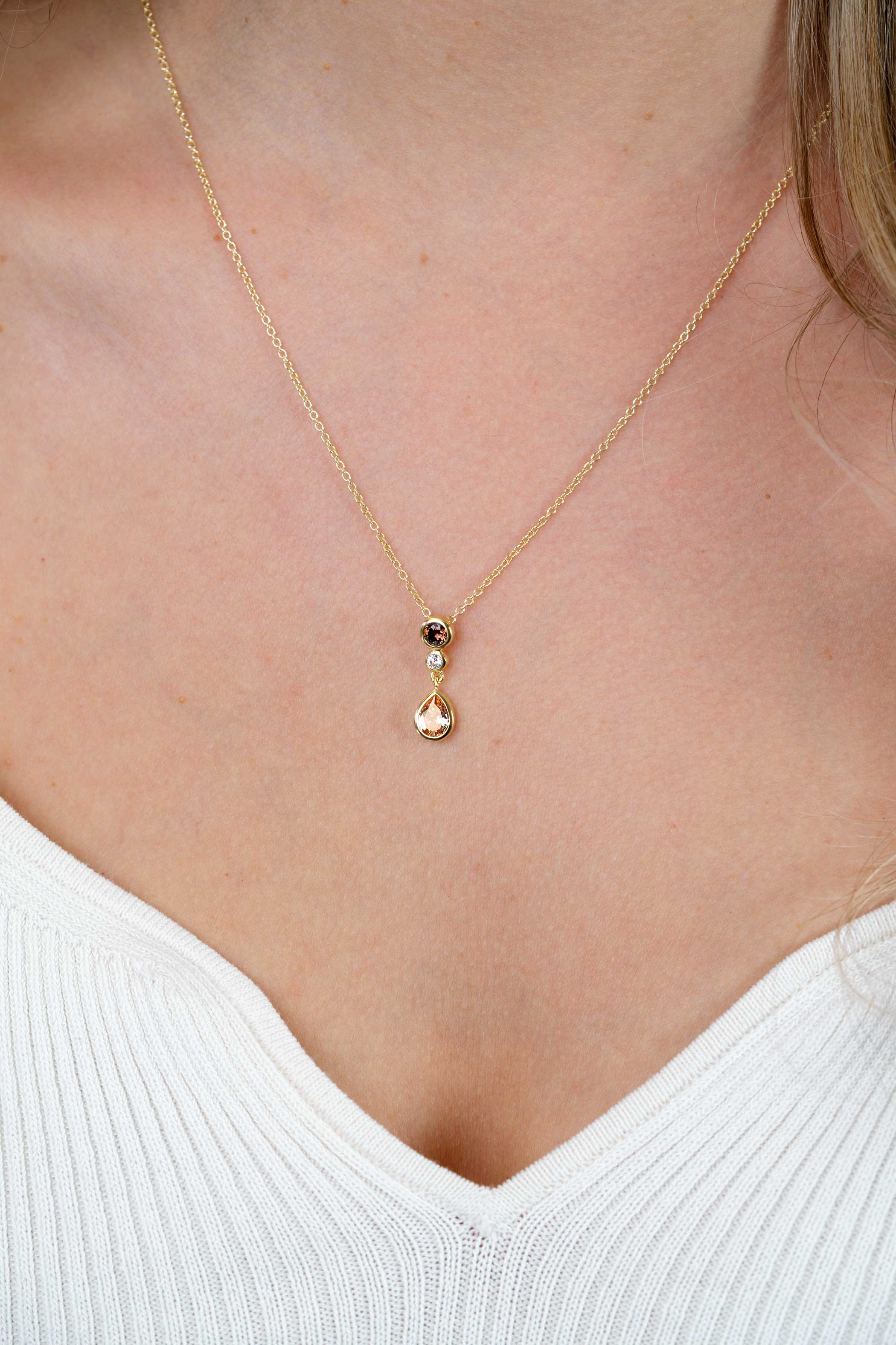 ZINZI gold plated zilveren collier 45cm met kleurrijke hanger (20mm) een speelse combinatie van vormen en kleuren champagne, bruin en wit ZIC2900