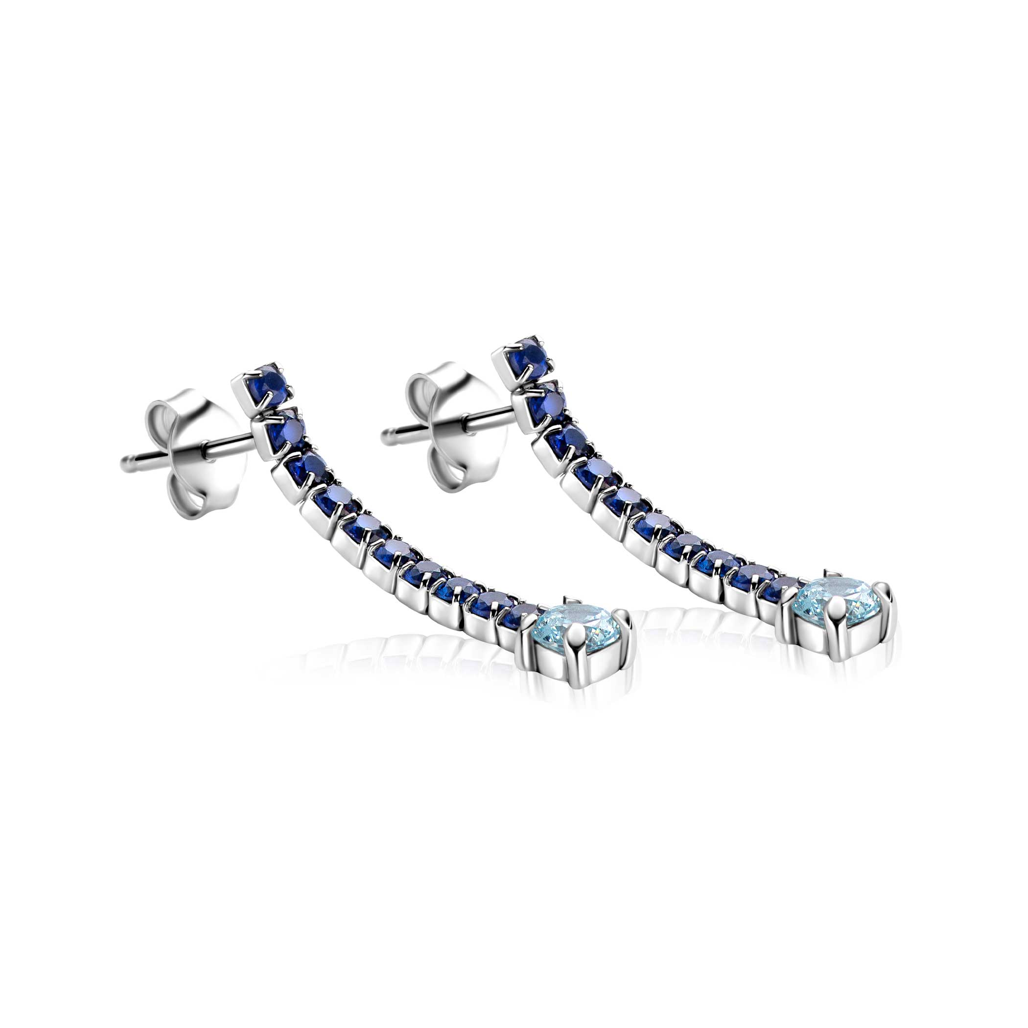 26mm ZINZI zilveren tennis oorstekers met een rijzetting saffierblauwe zirkonia's en iets grotere lichtblauwe zirkonia's ZIO2894B