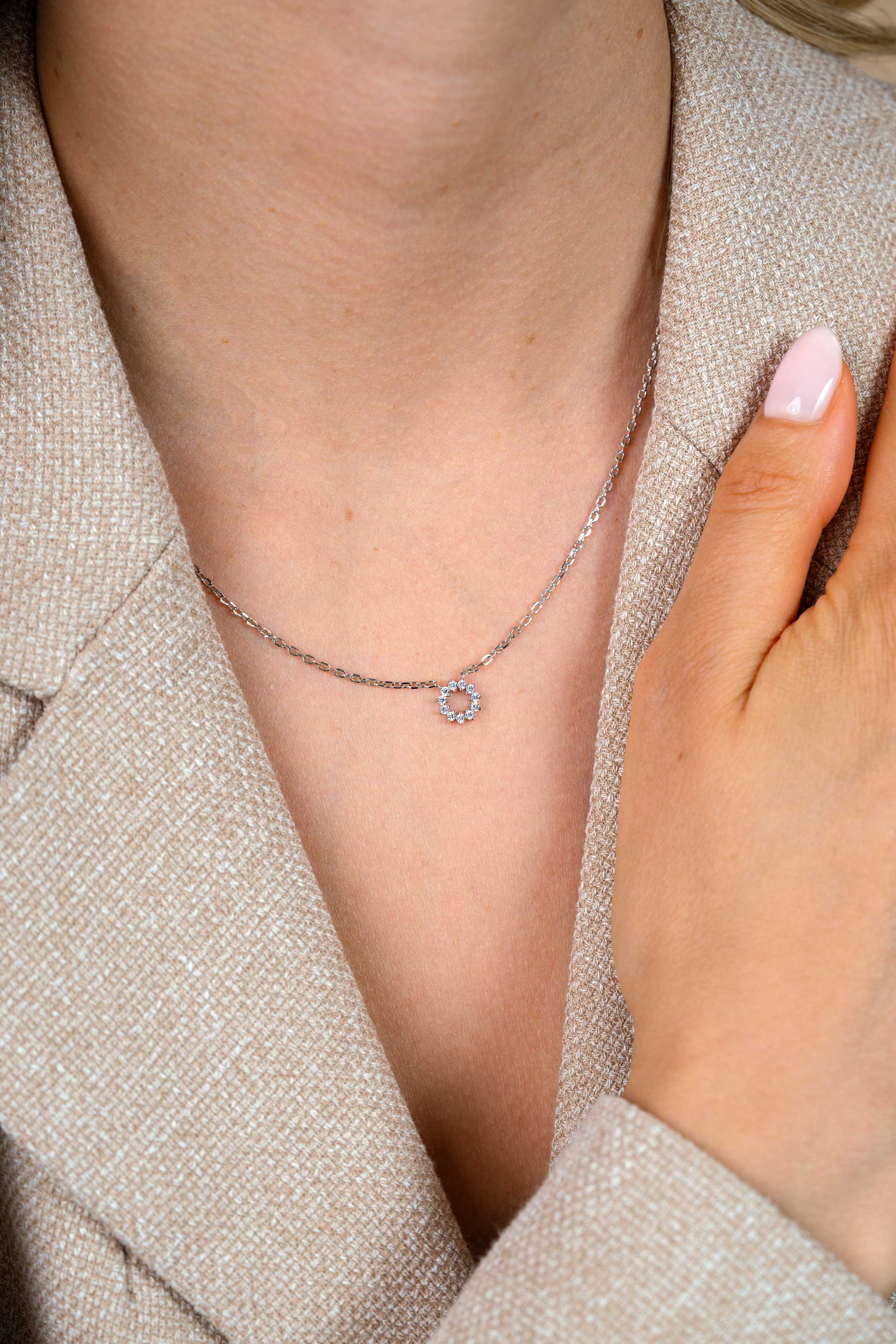 ZINZI zilveren ketting met ronde hanger (8mm) bezet met witte zirkonia’s in verfijnde chatonzetting 42-45cm ZIC2870