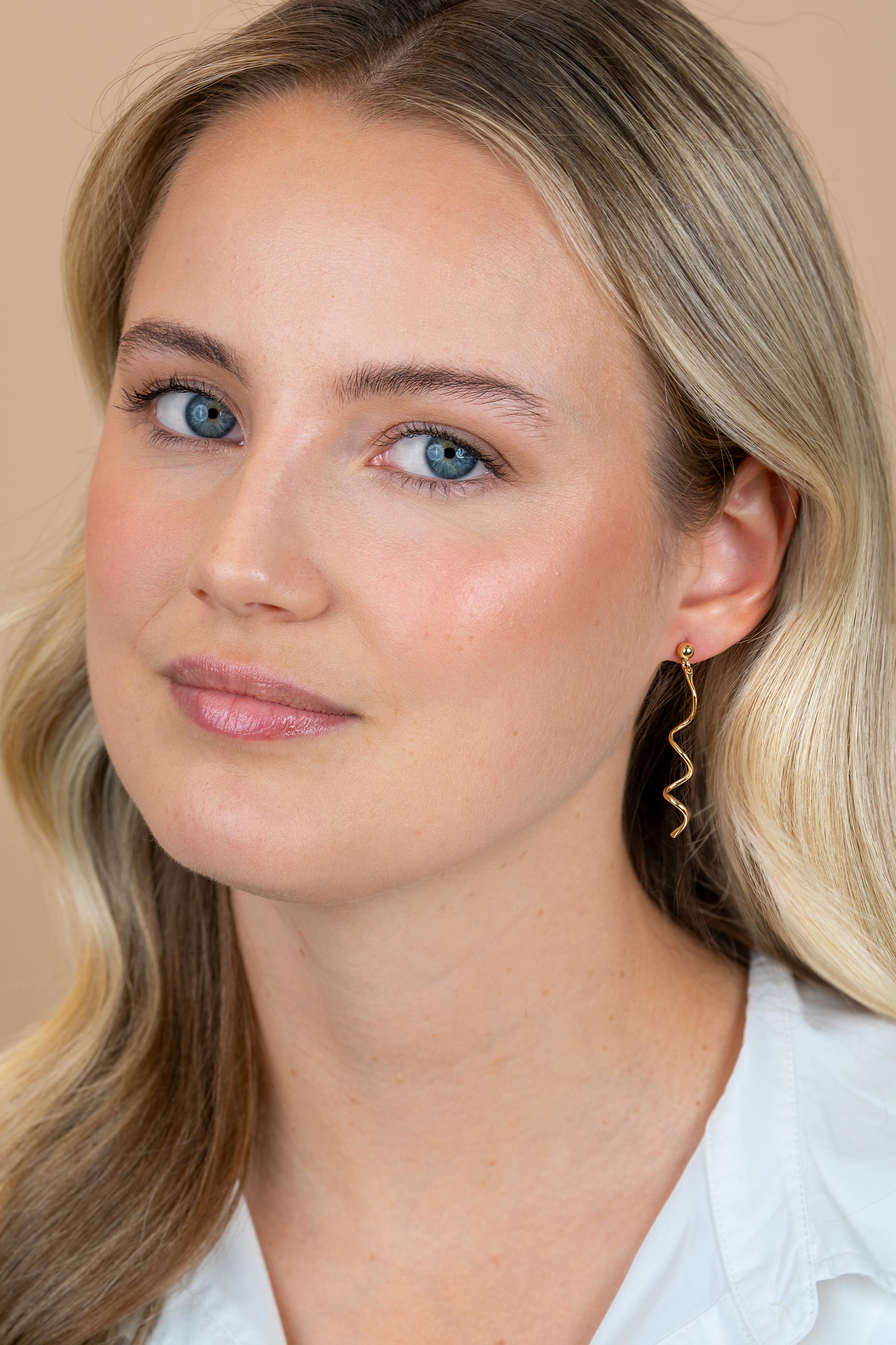 47mm ZINZI goldplated zilveren oorstekers met een speels golvend design ZIO2776G