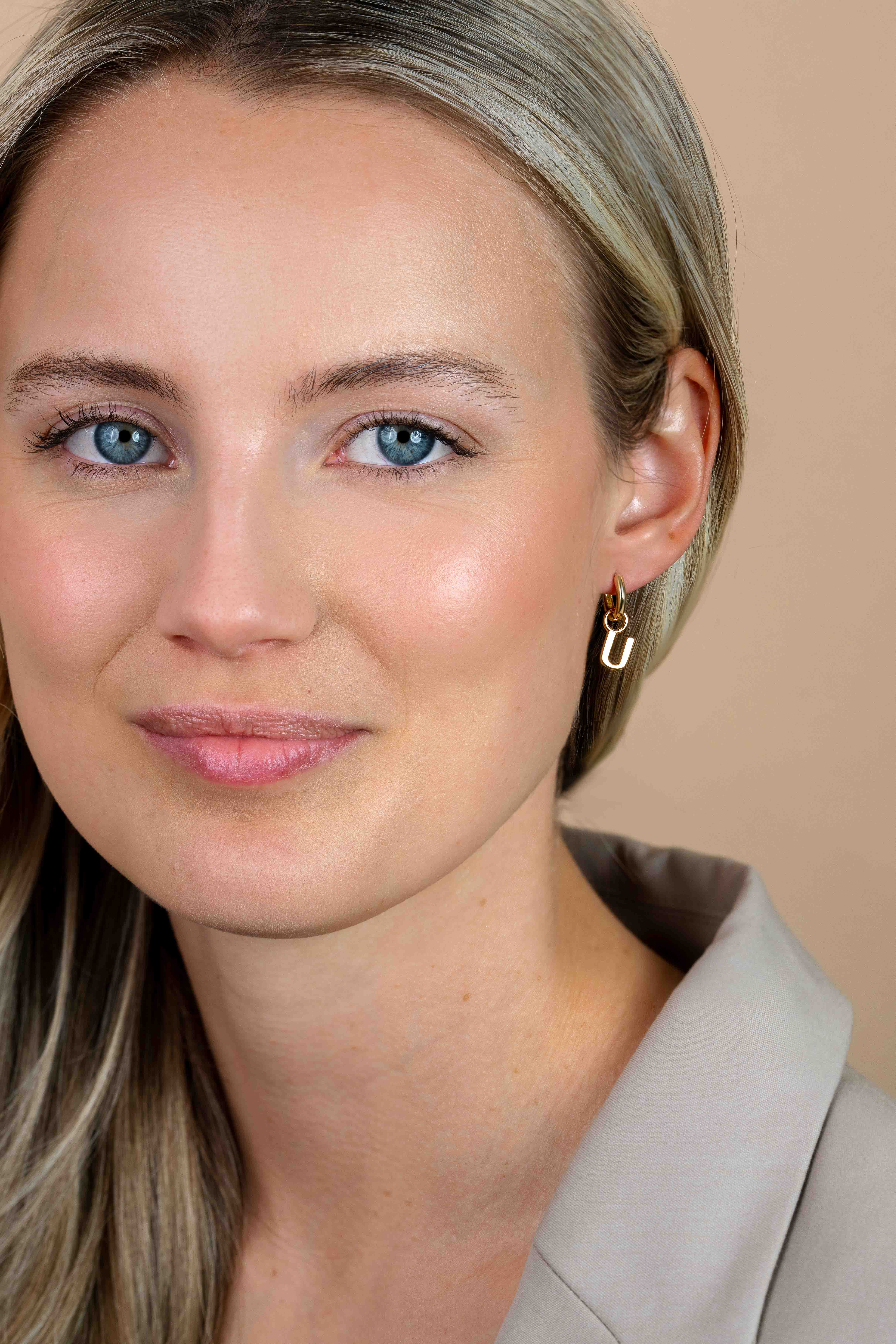 ZINZI zilveren geelvergulde letter oorbedel U per stuk geprijsd ZICH2145U. (zonder oorringen).