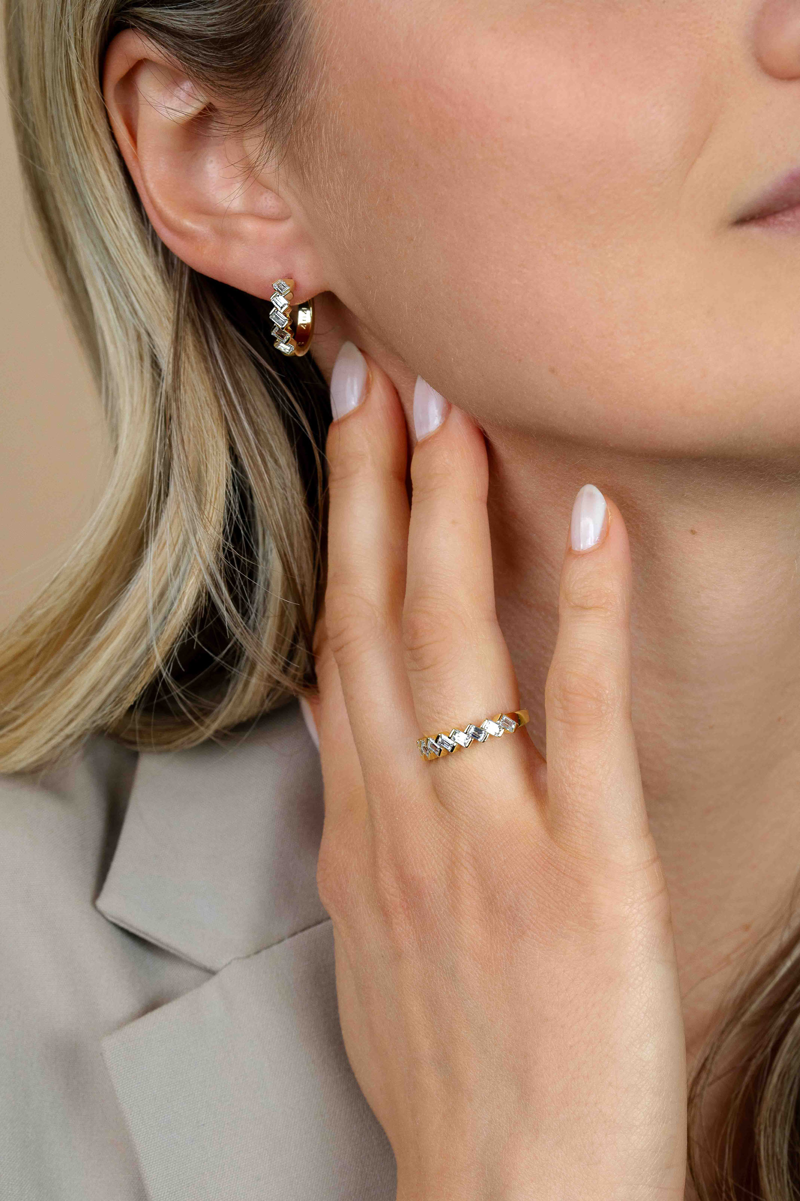 15,5mm ZINZI goldplated zilveren oorringen bezet met baguette-geslepen zirkonia’s in een modern lijnenspel, luxe klapsluiting ZIO2829