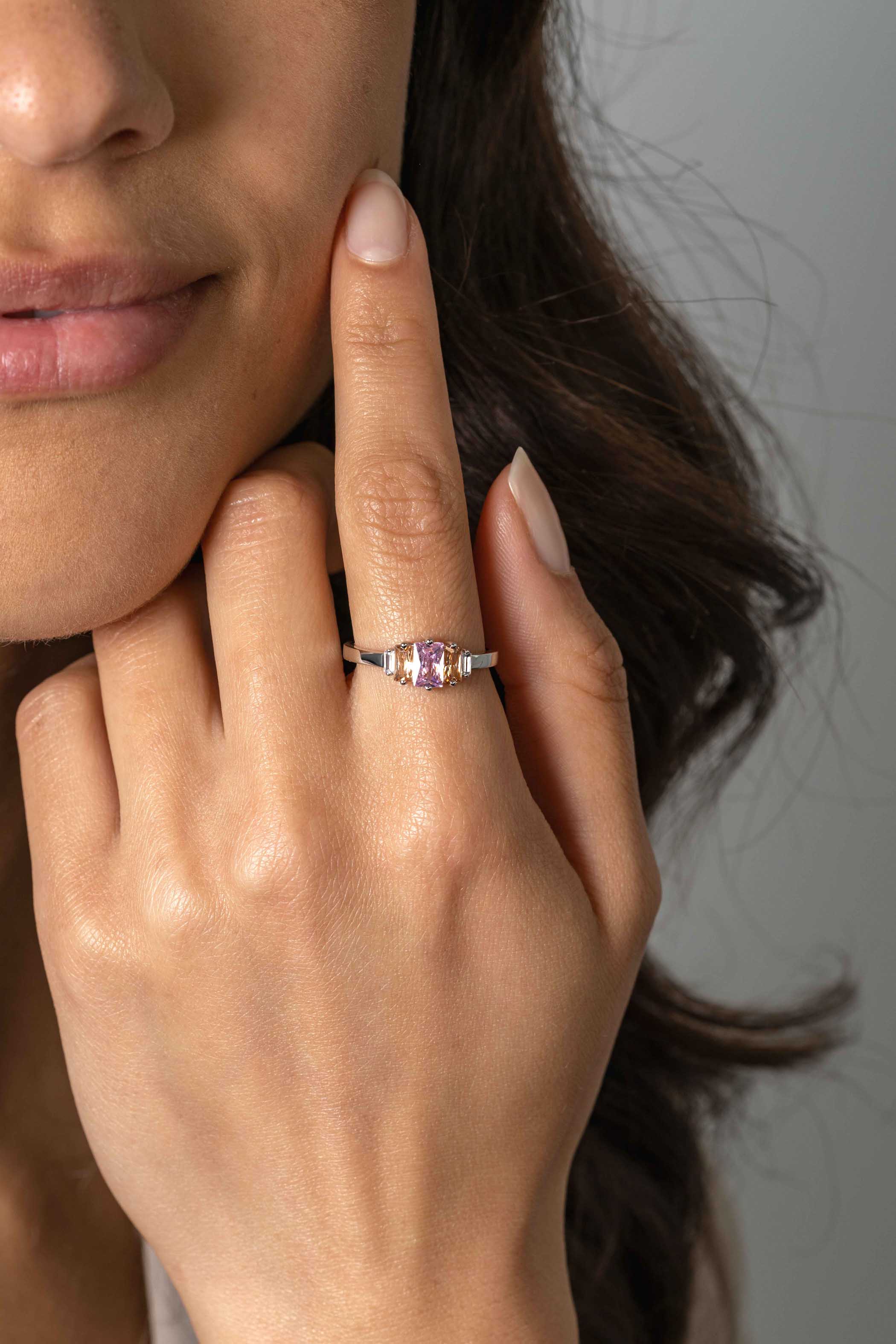 ZINZI zilveren ring, bezet met baguette geslepen zirconia's in de kleuren wit, champagne en roze ZIR2490