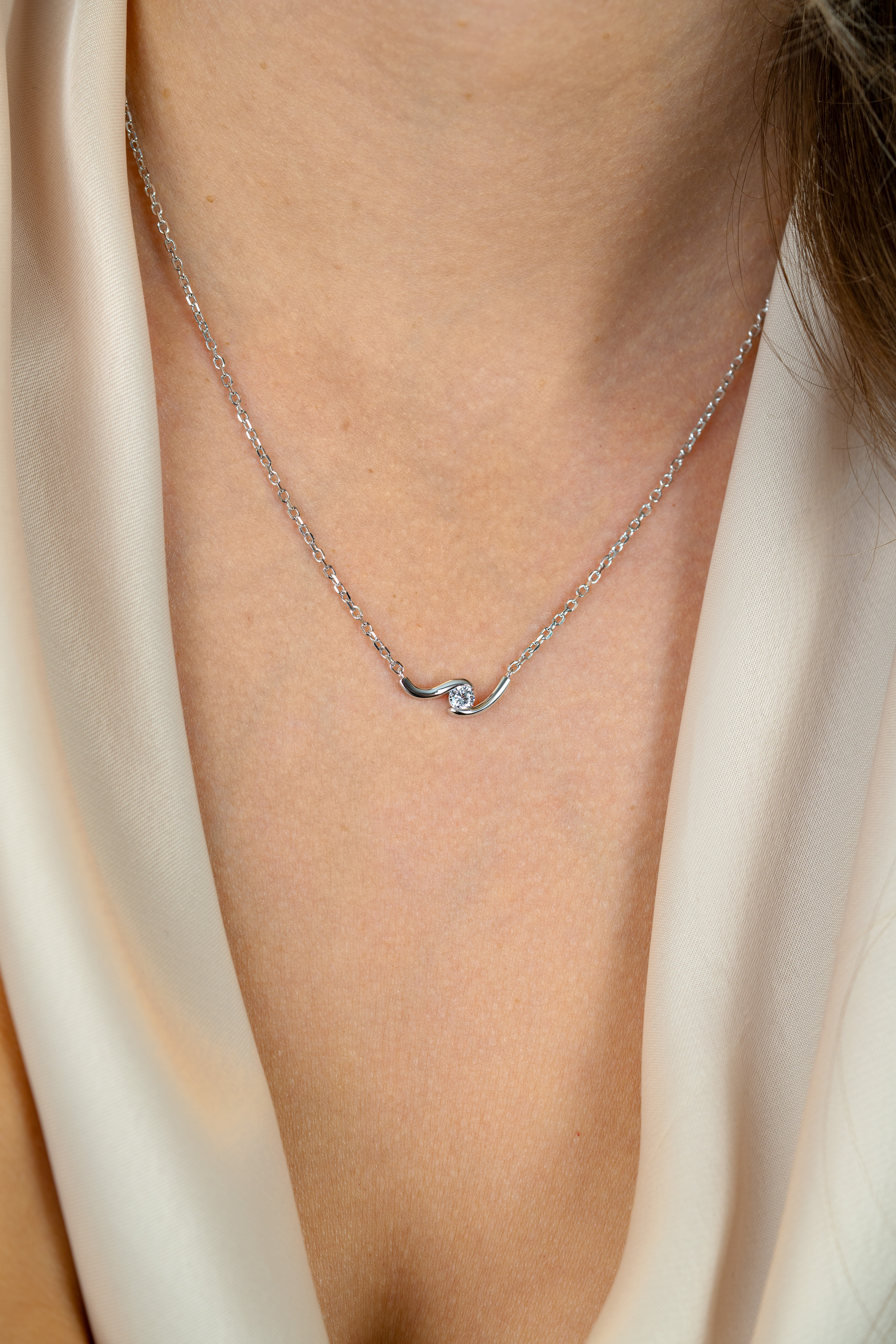 ZINZI zilveren ketting 42-45cm met ronde zirkonia, sierlijk omklemd door twee golvende staafjes ZIC2766
