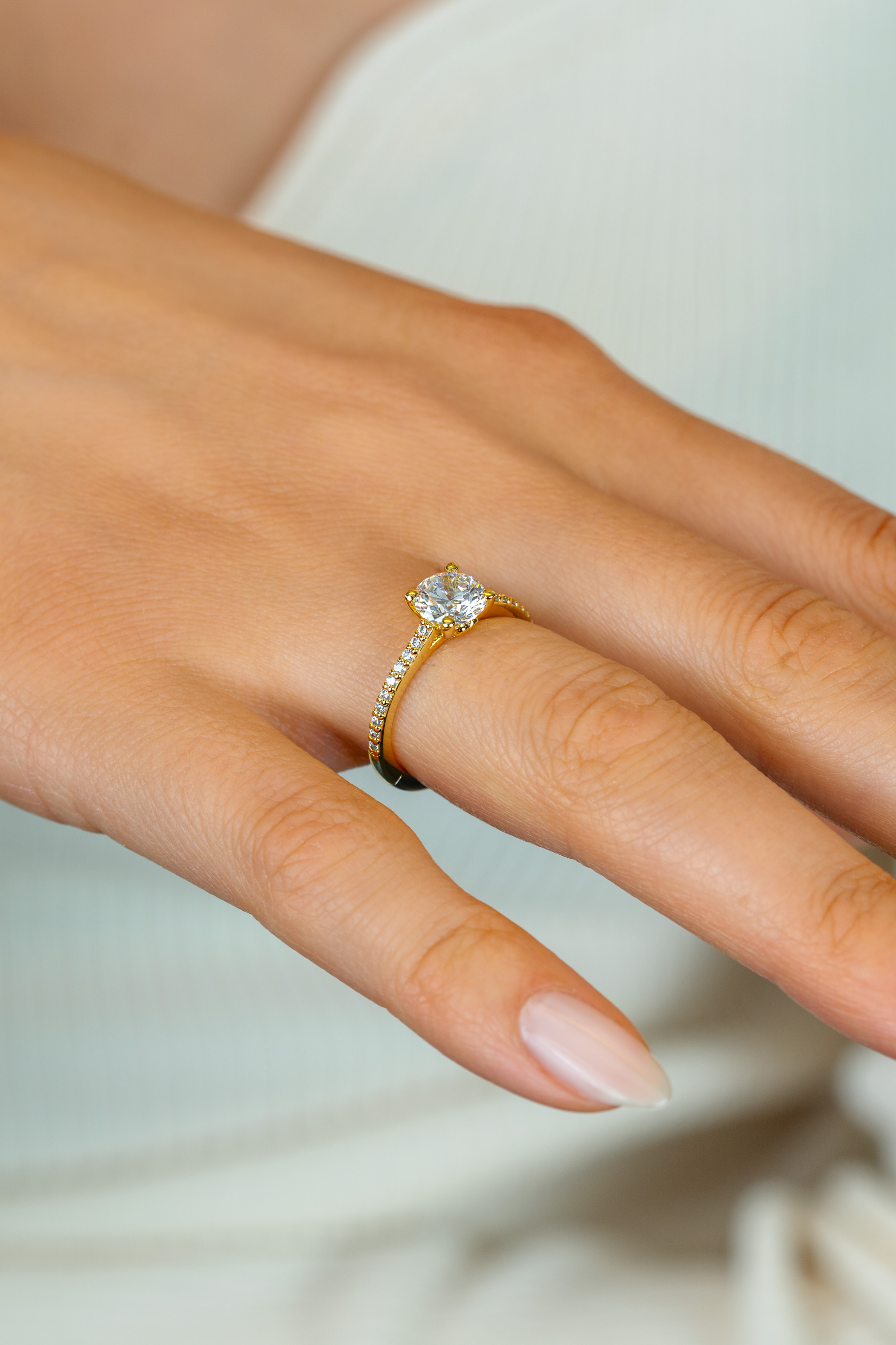 ZINZI gold plated zilveren verlovingsring met een grote ronde witte zirkonia (6,5mm) in vierpootszetting en klein hartje aan de zijkant ZIR2696Y