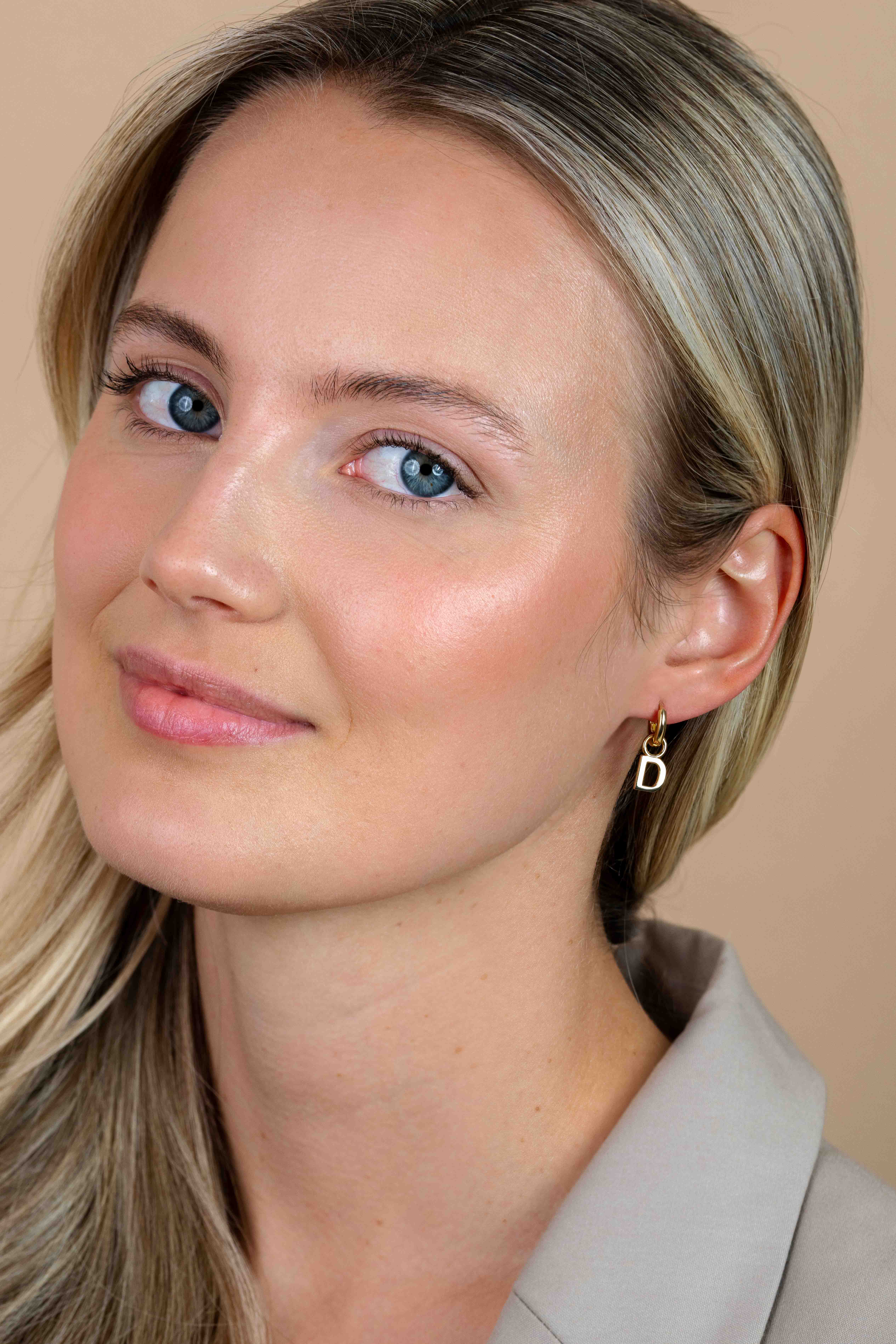 ZINZI zilveren geelvergulde letter oorbedel D per stuk geprijsd ZICH2145D. (zonder oorringen).