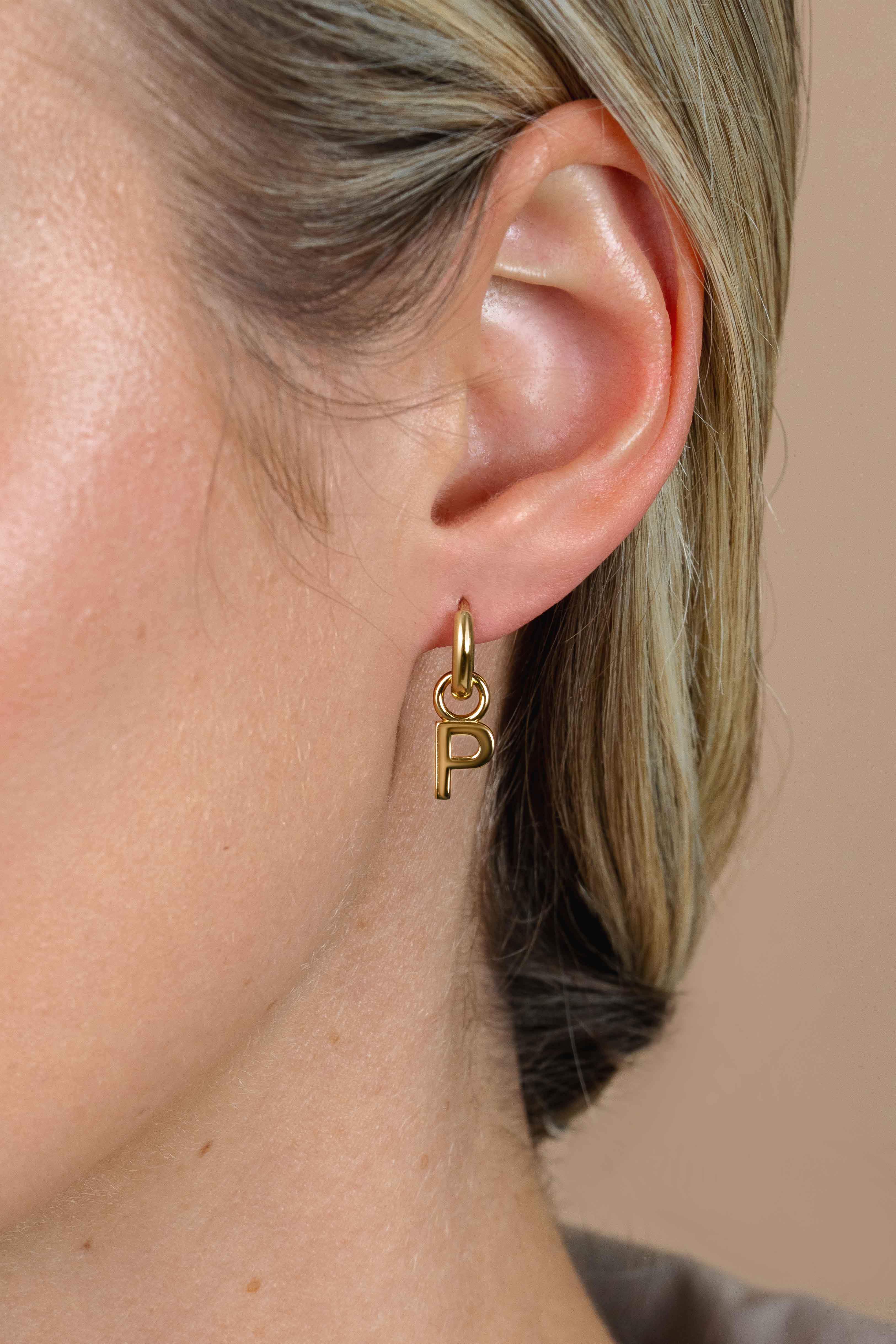 ZINZI zilveren geelvergulde letter oorbedel P per stuk geprijsd ZICH2145P. (zonder oorringen).