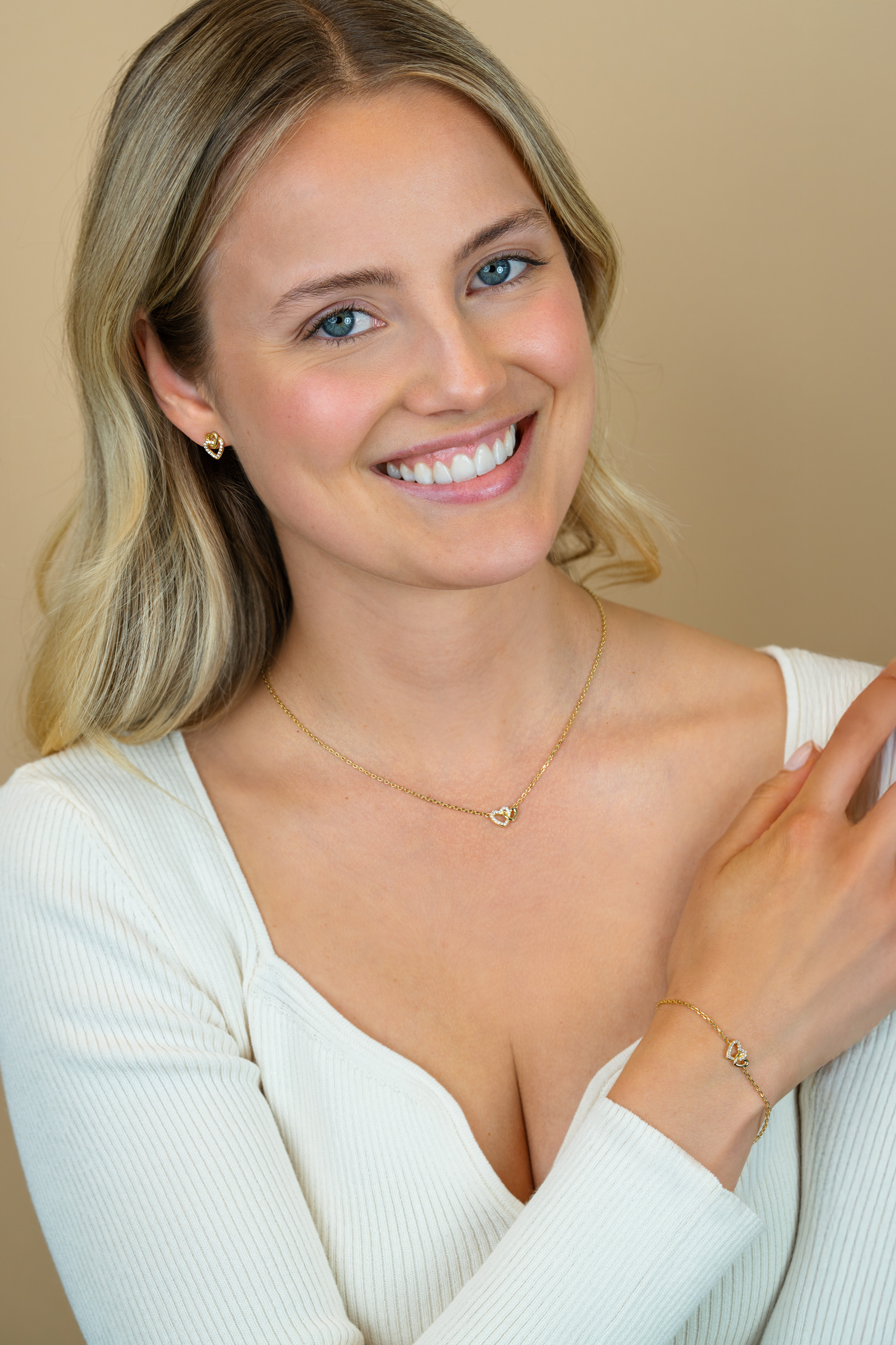 ZINZI gold plated zilveren ketting 42–45cm met verbonden hartjes, witte zirkonia's ZIC2493Y
