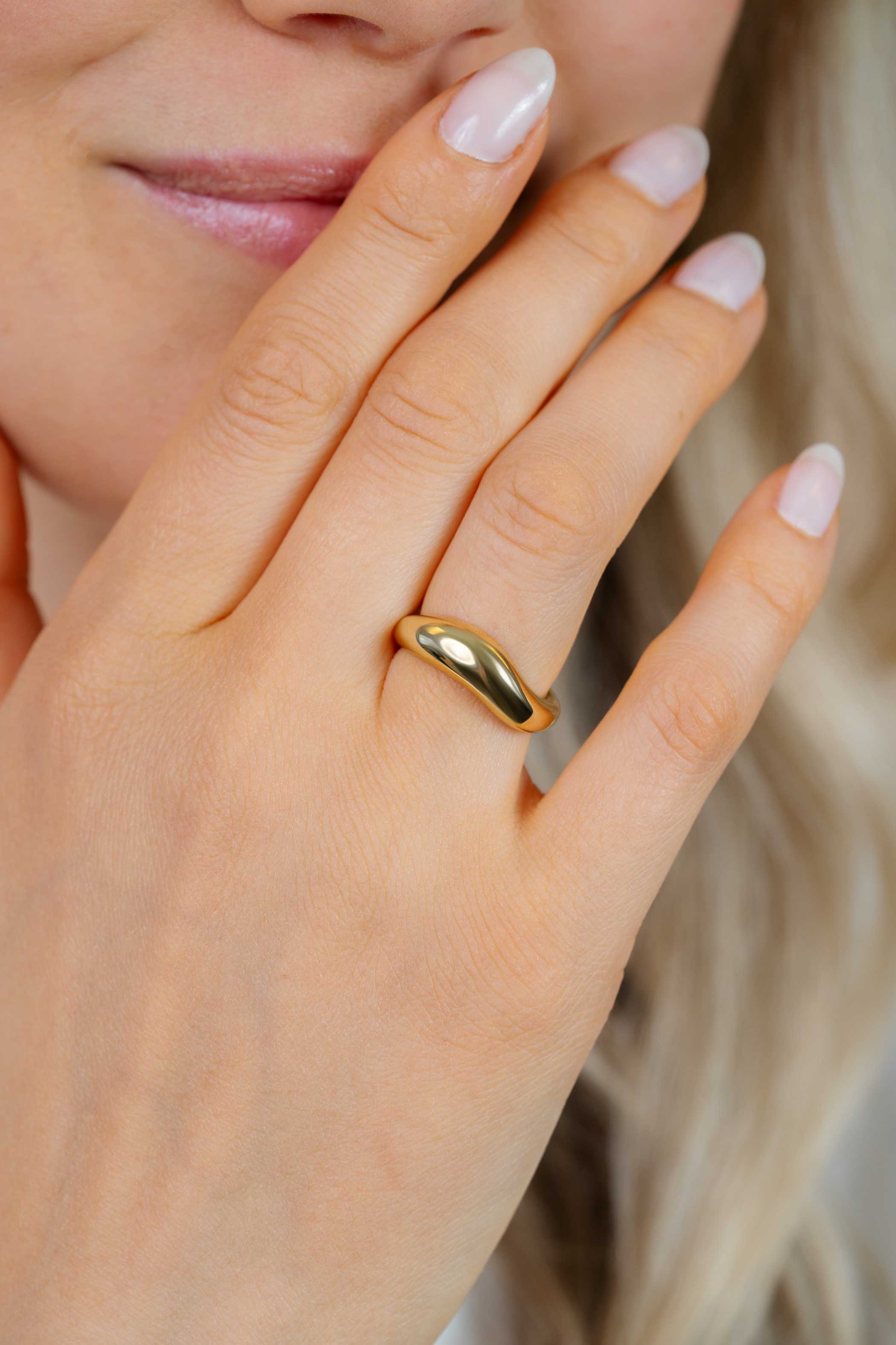 ZINZI gold plated zilveren ring organisch gevormd 6mm breed ZIR2609G