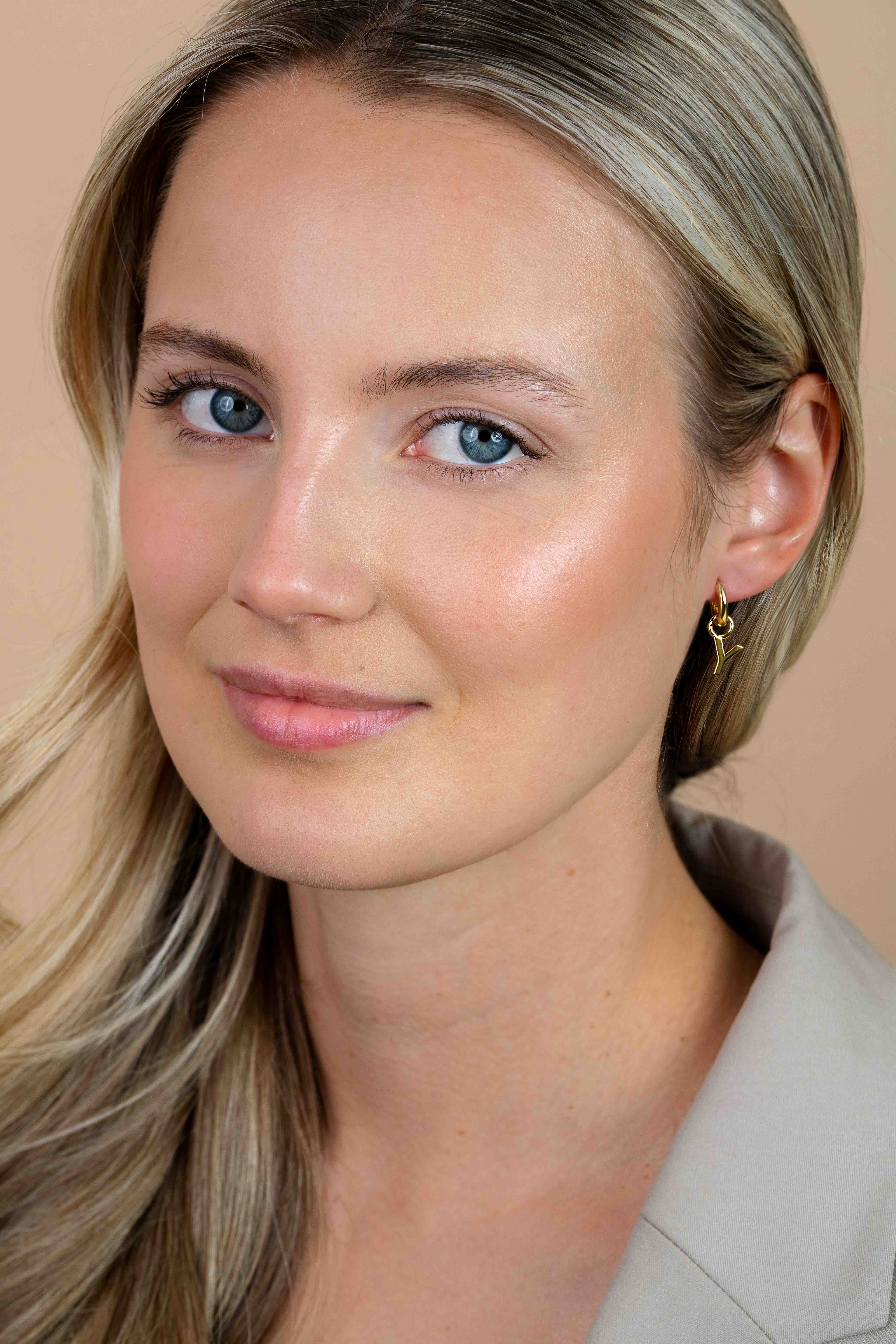 ZINZI zilveren geelvergulde letter oorbedel Y per stuk geprijsd ZICH2145Y. (zonder oorringen).