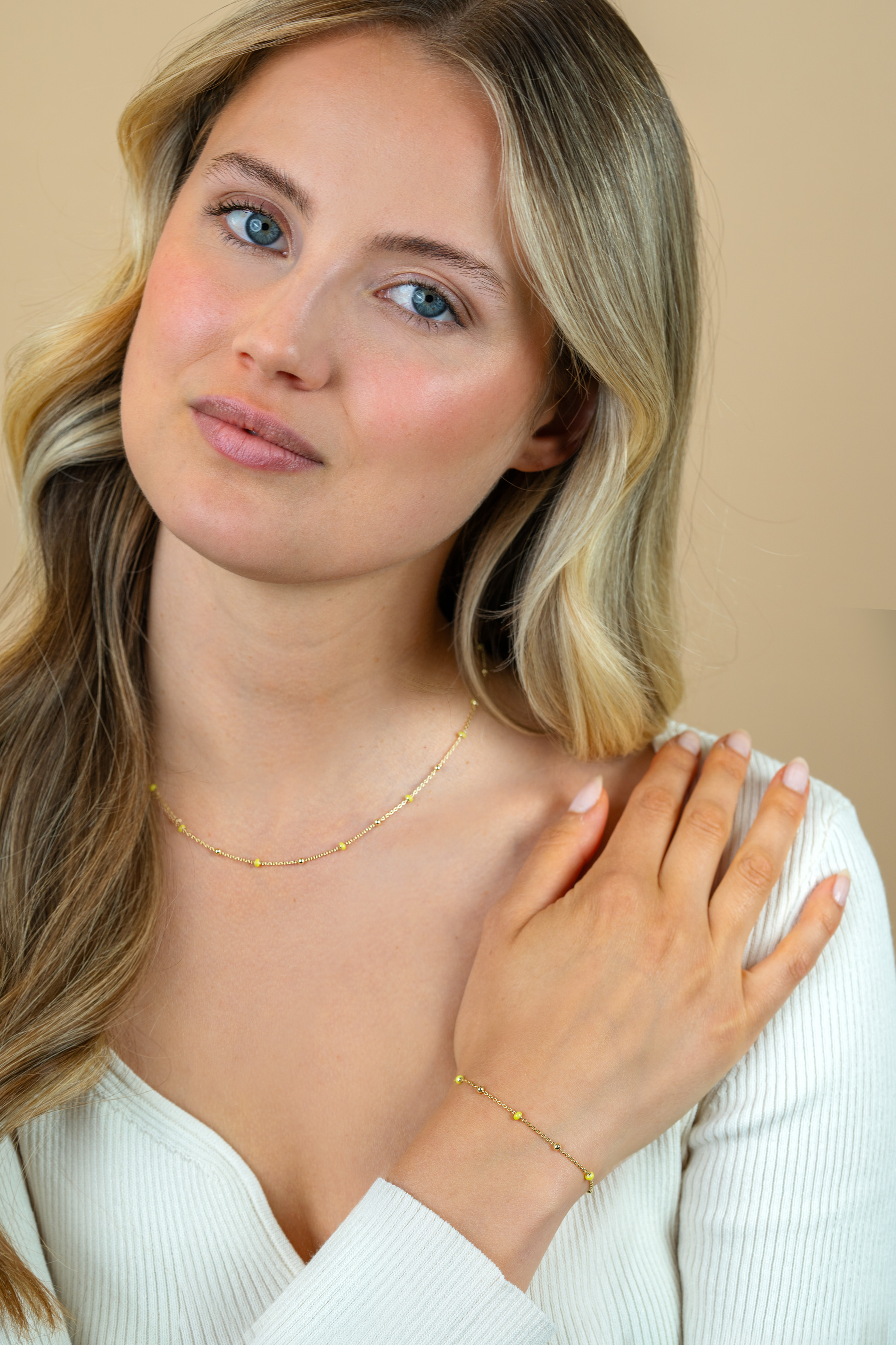 ZINZI gold plated zilveren fantasie ketting met 13 geelgroene donuts en glanzende bolletjes 42-45cm ZIC2508