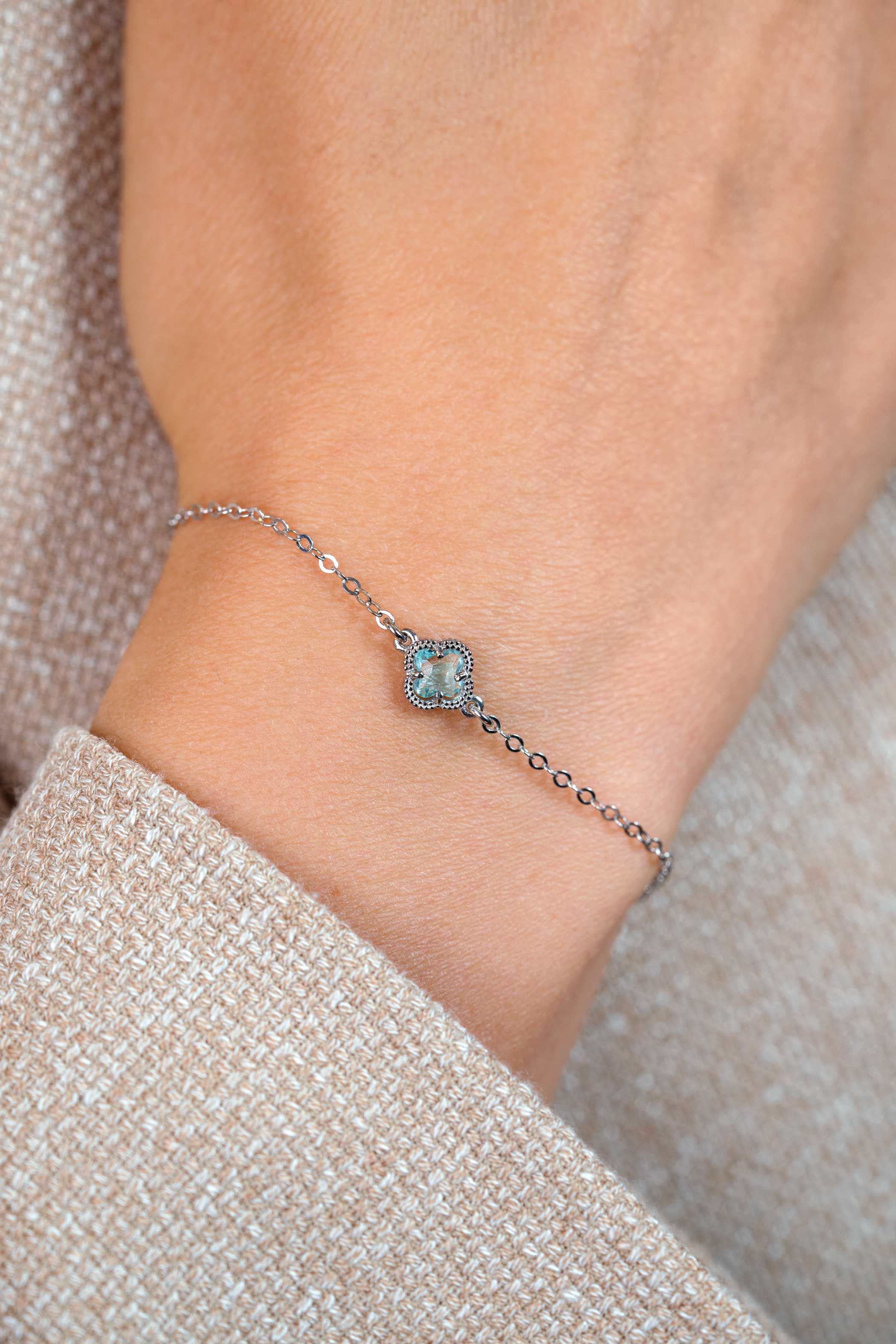 ZINZI zilveren schakel armband met een lichtblauwe klaver in het midden 16-19cm ZIA2905B
