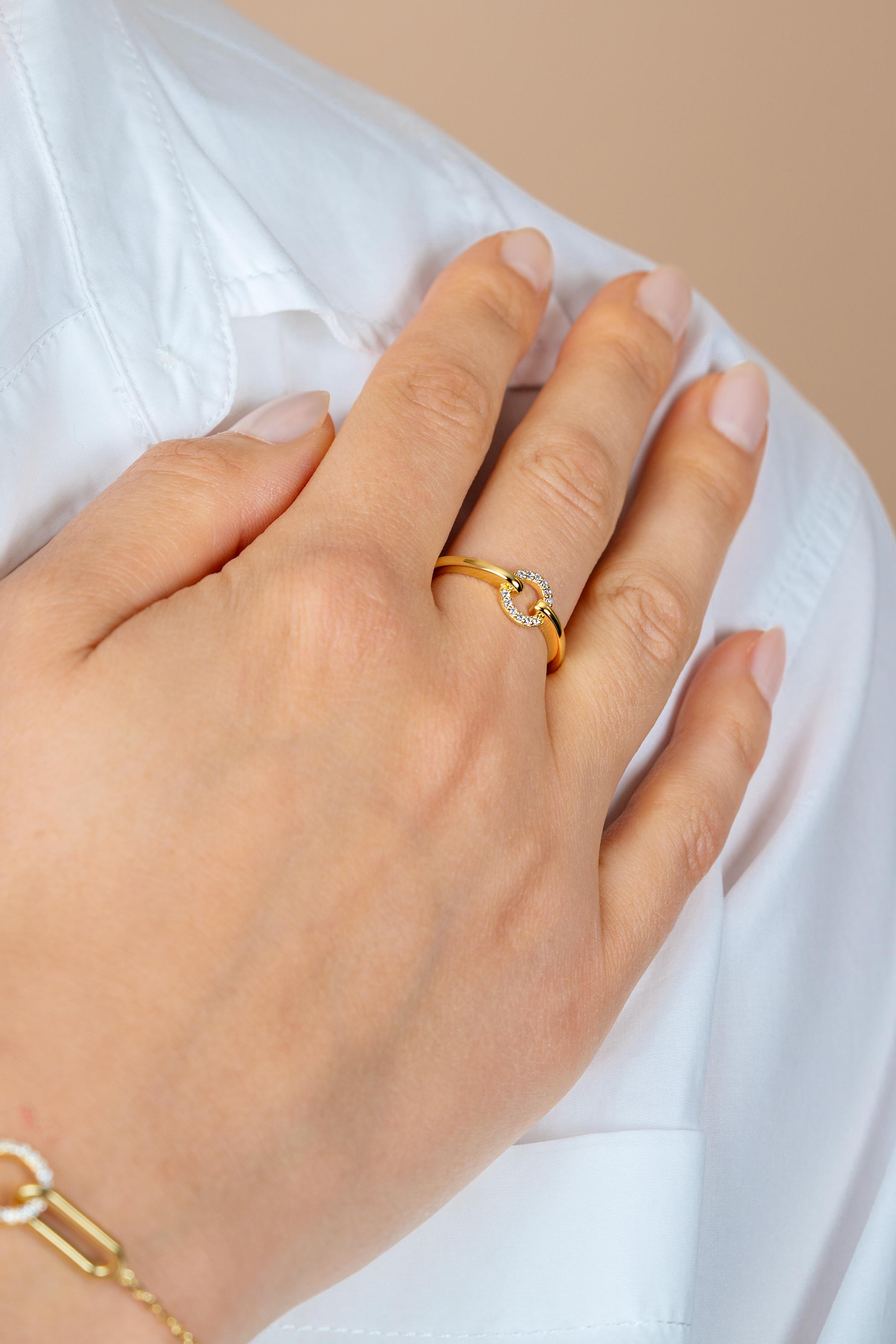 ZINZI goldplated zilveren ring met open ronde vorm bezet met witte zirkonia's ZIR2809