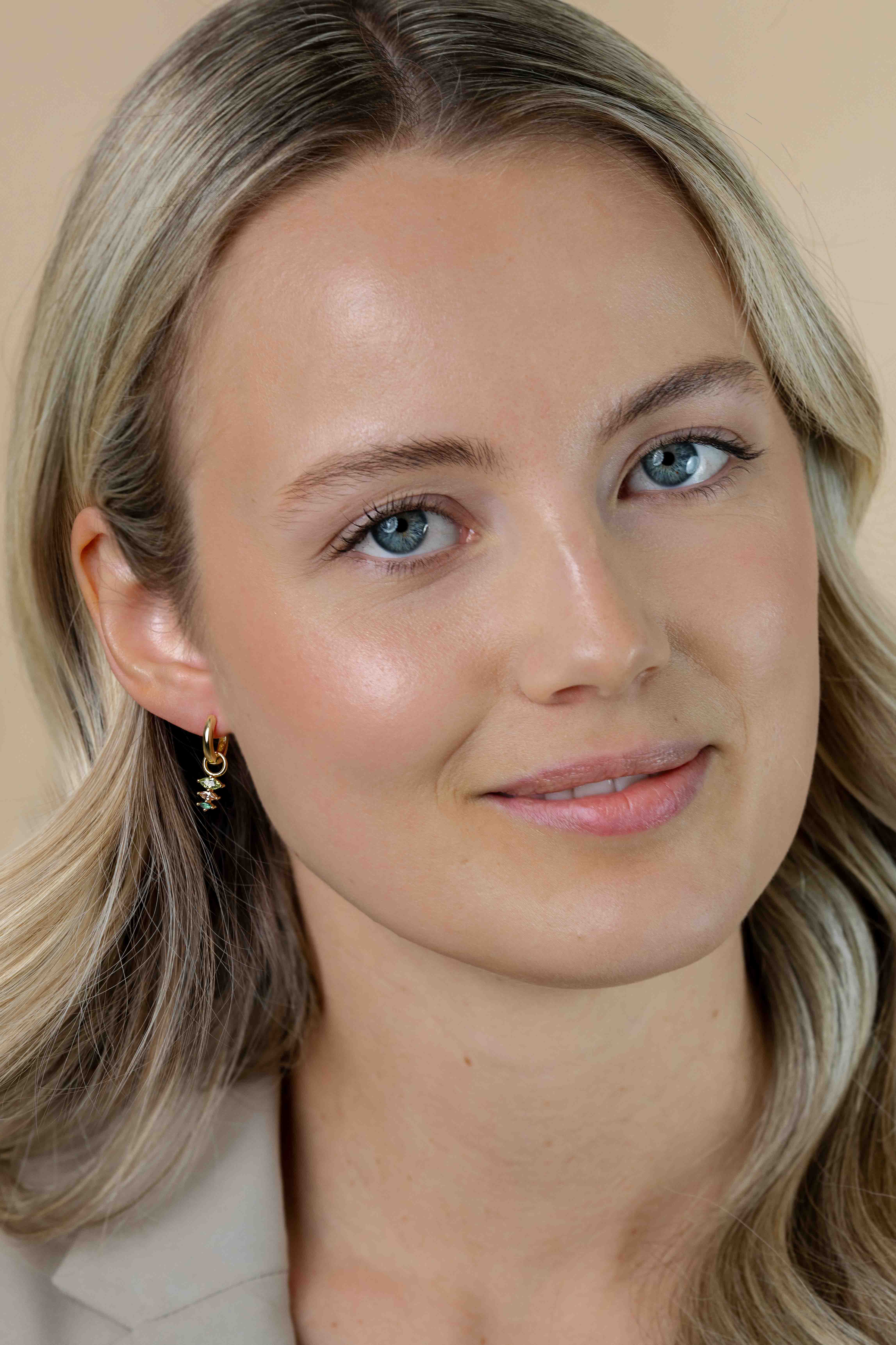 13mm ZINZI gold plated zilveren oorbedels met drie peervormige zettingen in aflopende grootte, bezet met peridot, champagne en donkergroene kleurstenen ZICH2631GC (zonder oorringen)