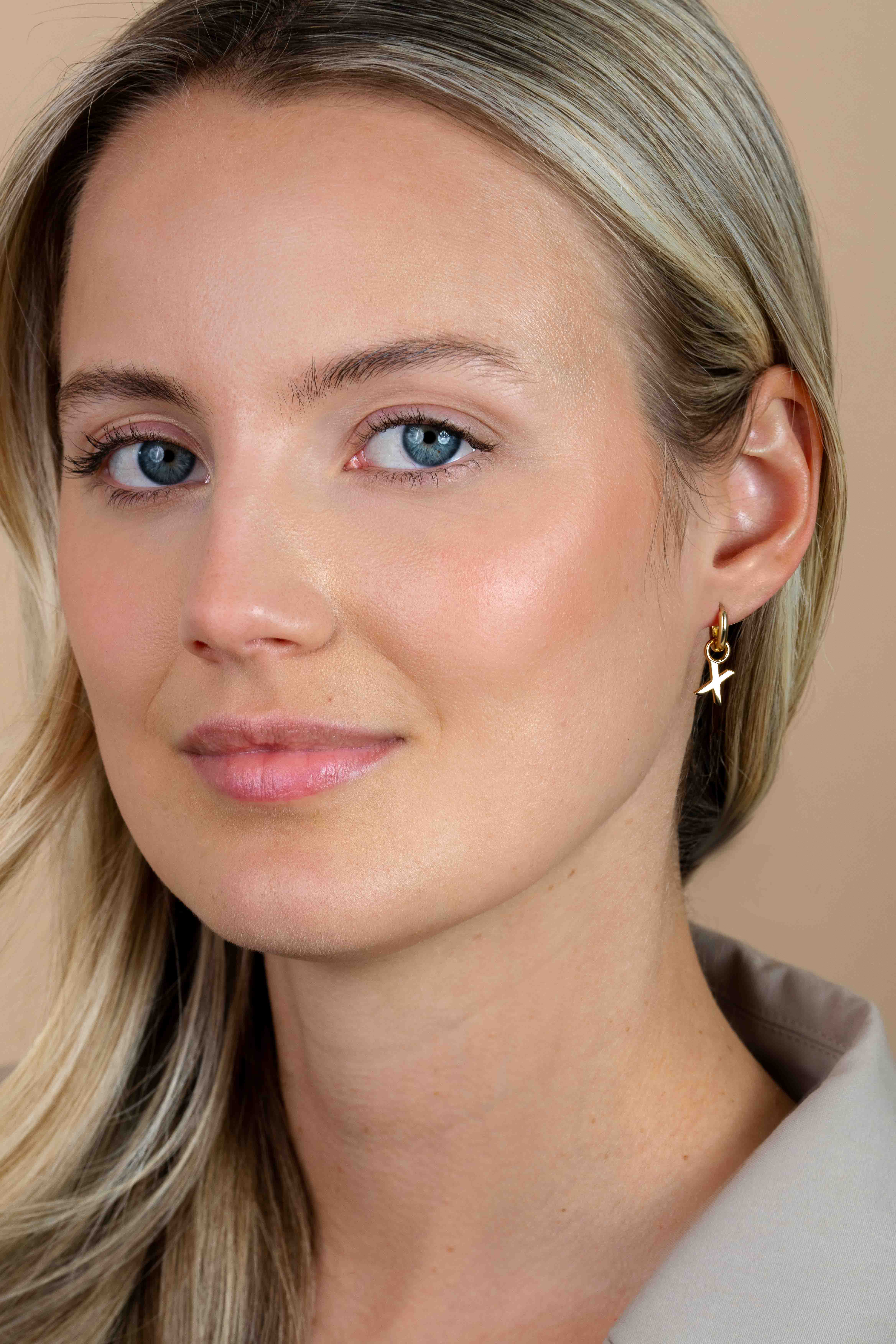 ZINZI zilveren geelvergulde letter oorbedel X per stuk geprijsd ZICH2145X. (zonder oorringen).