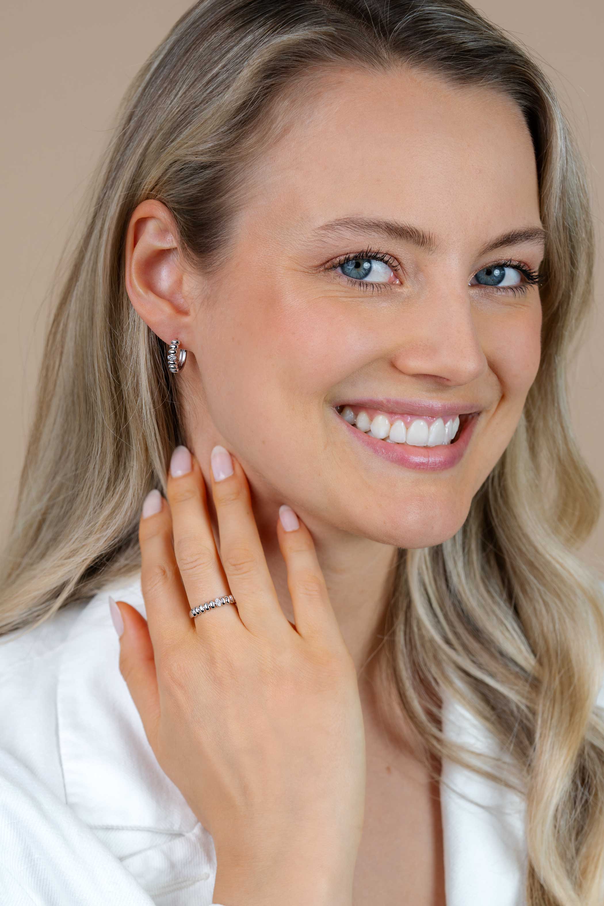ZINZI zilveren ring met sierlijk gladde ovalen, waarbij de middelste is bezet met witte zirkonia’s ZIR2876