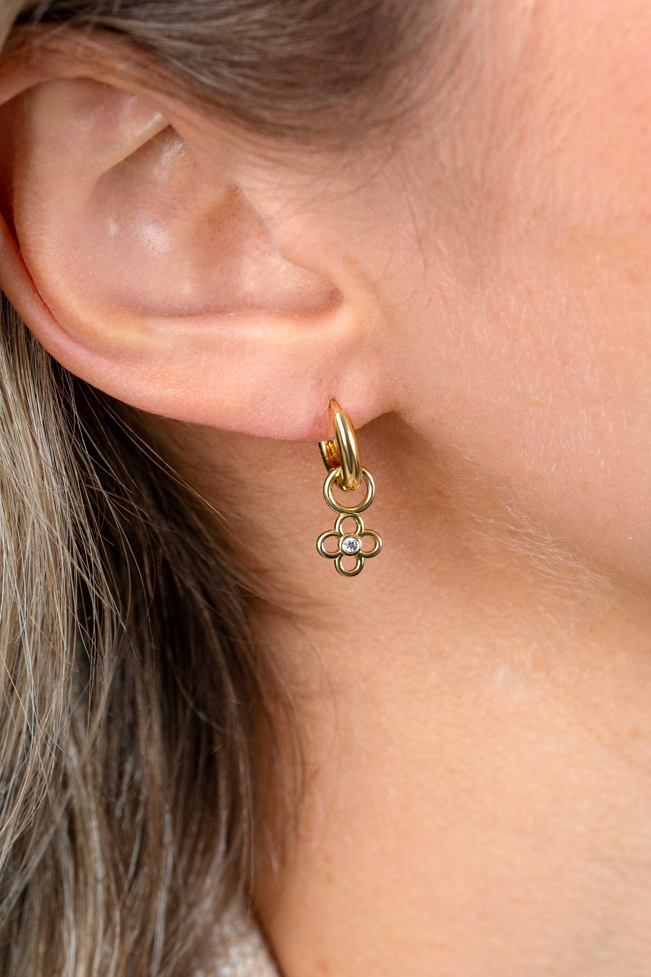 7mm ZINZI gold plated zilveren oorbedel in open klaver vier vorm, bezet met een witte zirkonia in het midden ZICH2885Y (zonder oorringen)