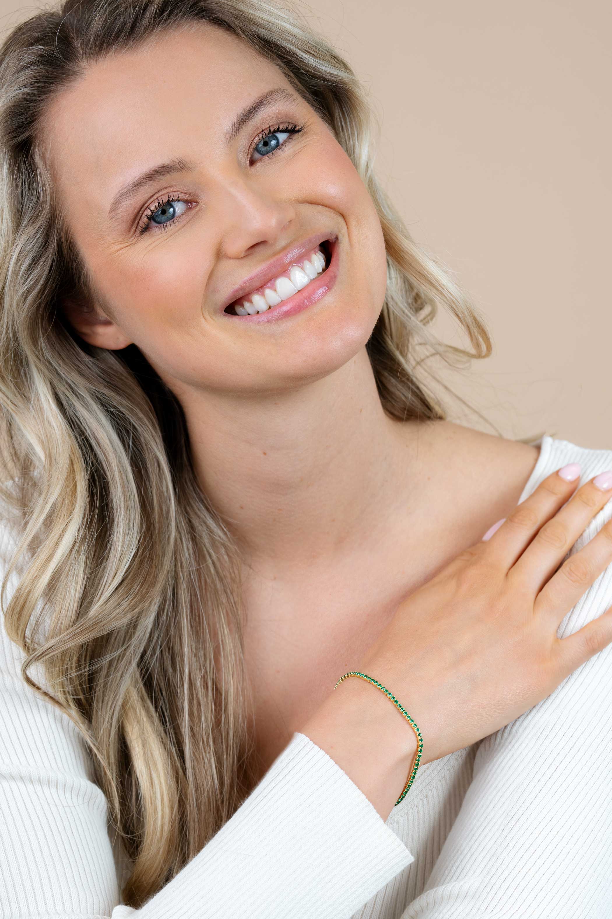 ZINZI gold plated zilveren tennis armband 2,1mm breed met rijzetting smaragdgroene zirkonia's ZIA2892G