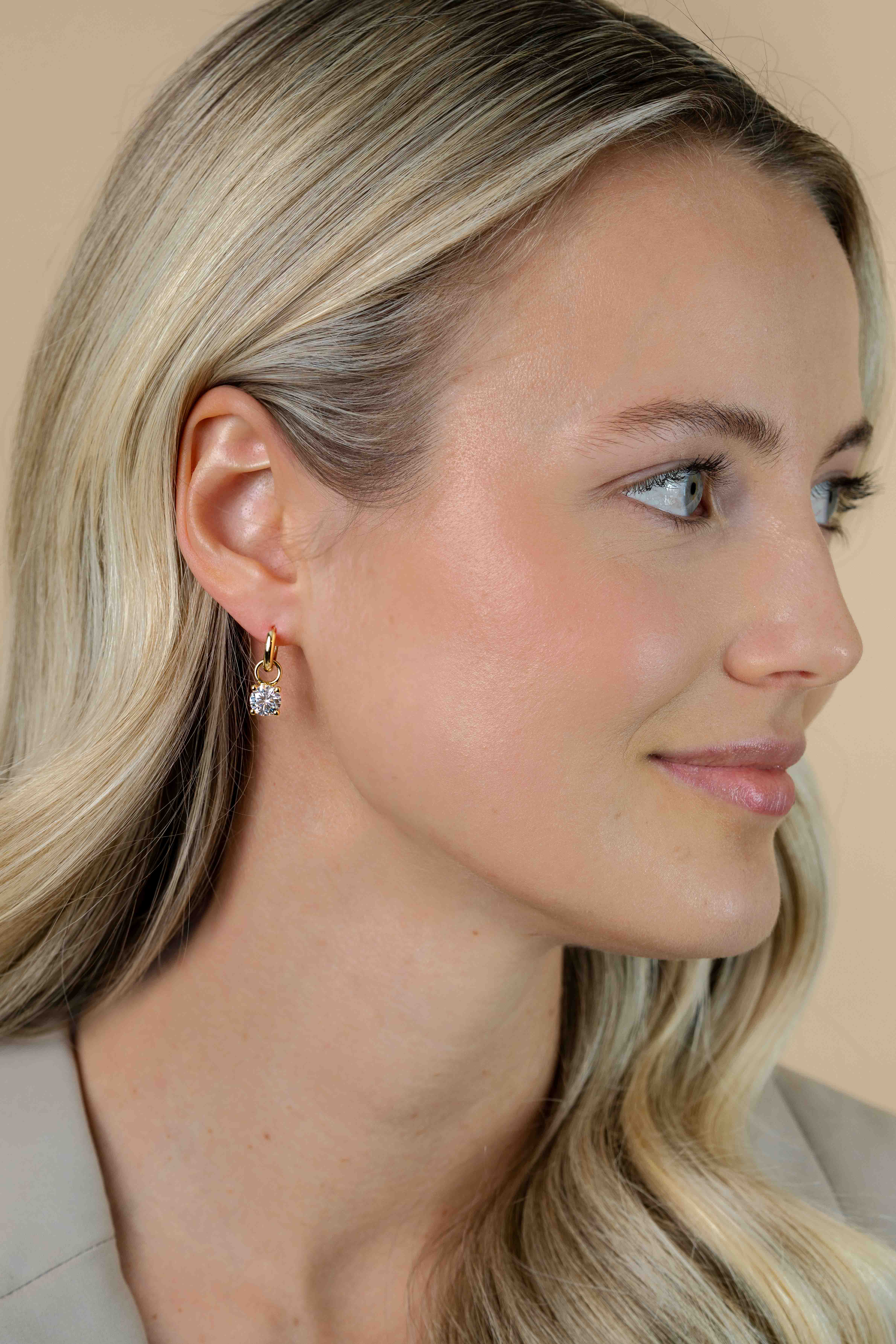 ZINZI gold plated zilveren oorbedels rond 6,5mm wit ZICH1300Y (excl. oorringen)