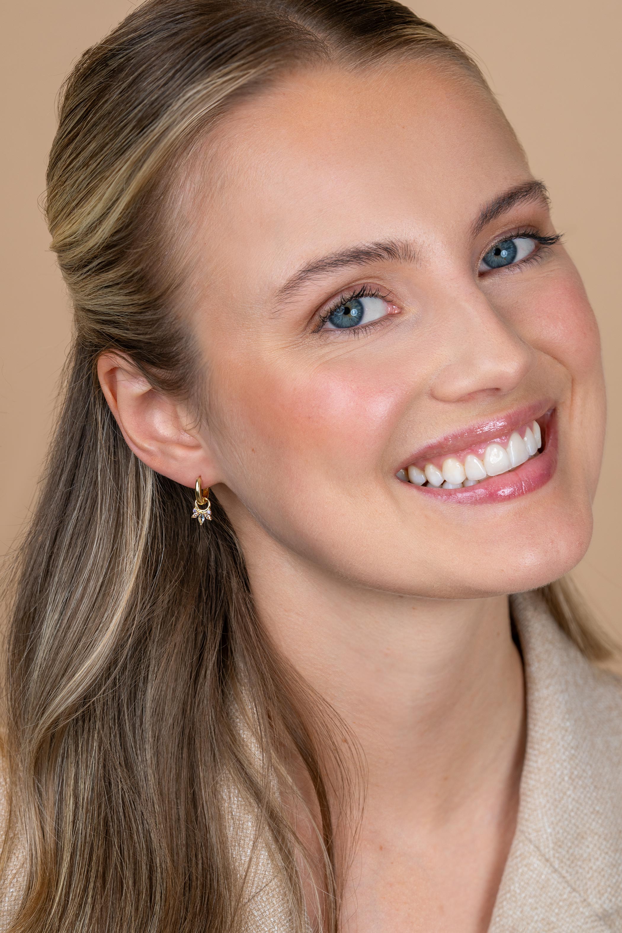 10mm ZINZI gold plated zilveren oorbedels met vijf speelse zettingen in aflopende grootte, bezet met paarse, champagne en blauwe kleurstenen ZICH2633BC (zonder oorringen)