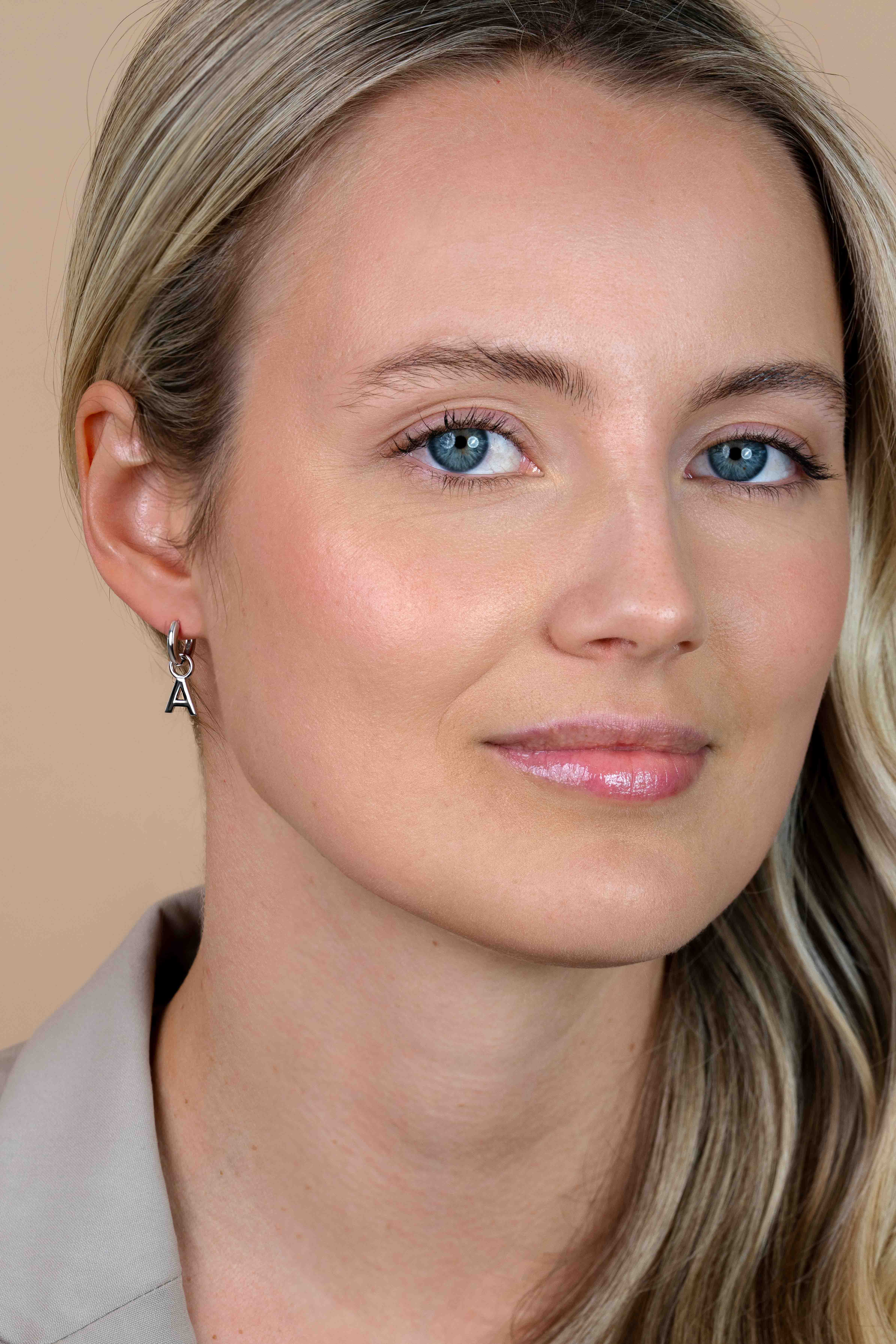 ZINZI zilveren letter oorbedel A per stuk geprijsd ZICH2144A. (zonder oorringen).