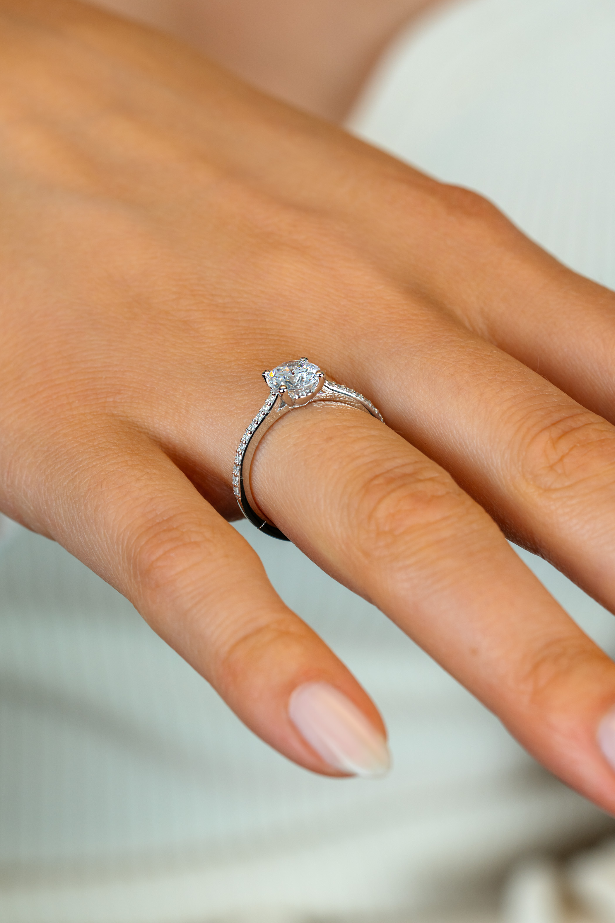 ZINZI zilveren verlovingsring met een grote ronde witte zirkonia (6,5mm) in vierpootszetting en klein hartje aan de zijkant ZIR2696