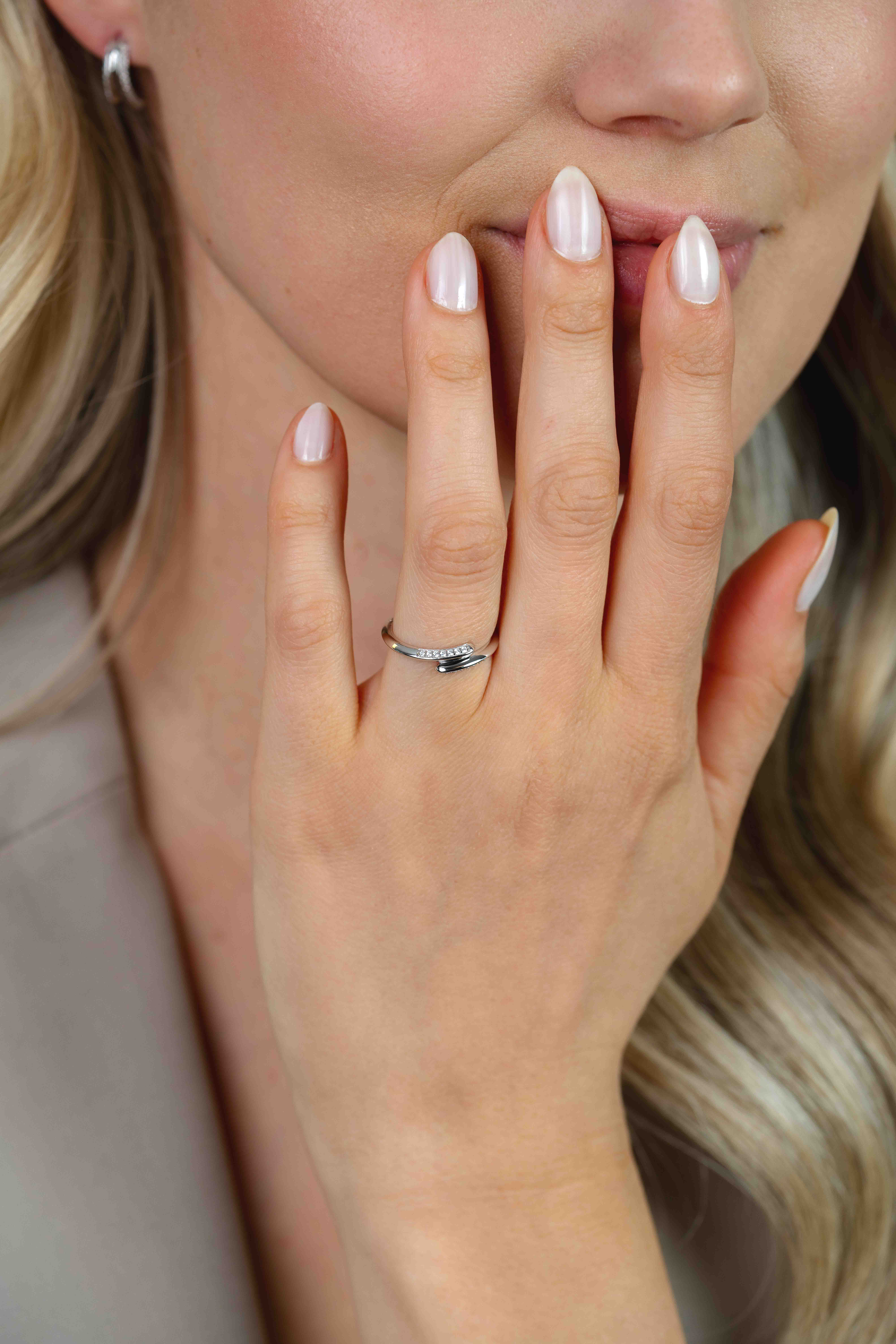 ZINZI zilveren ring met een elegante twist en met witte zirkonia’s die perfect in de vorm meelopen ZIR2833
