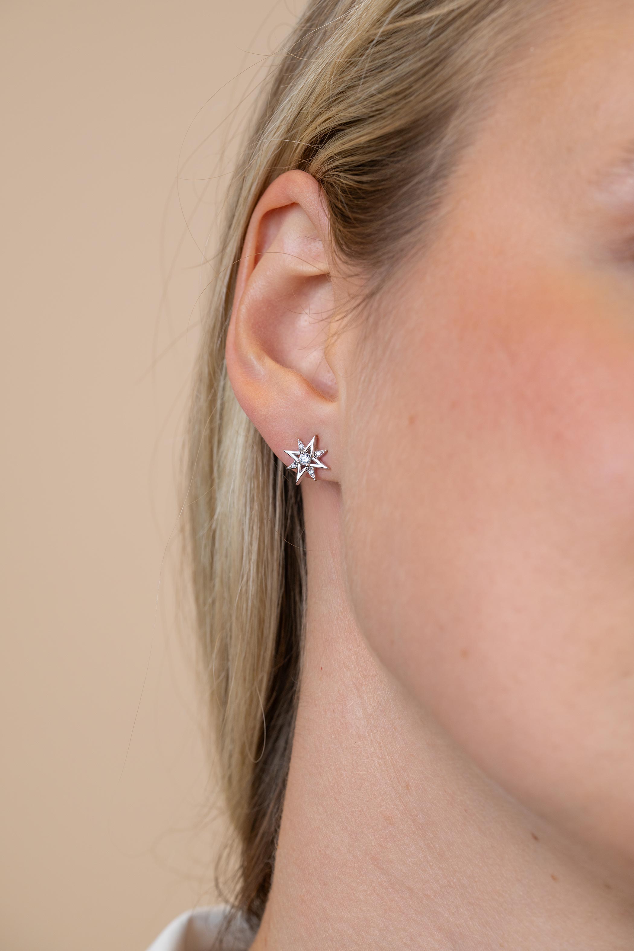 9mm ZINZI zilveren oorstekers met chique ster bezet met witte zirkonia’s ZIO2838