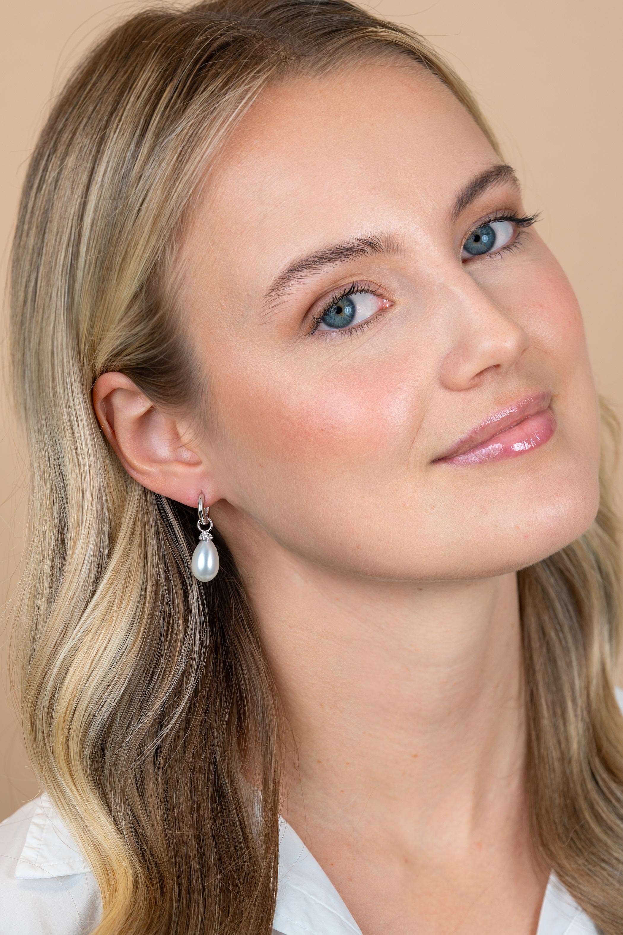 18mm ZINZI zilveren oorbedels met ovaalvormige witte parel en pavé gezette top met witte zirkonia’s ZICH2822 (zonder oorringen)