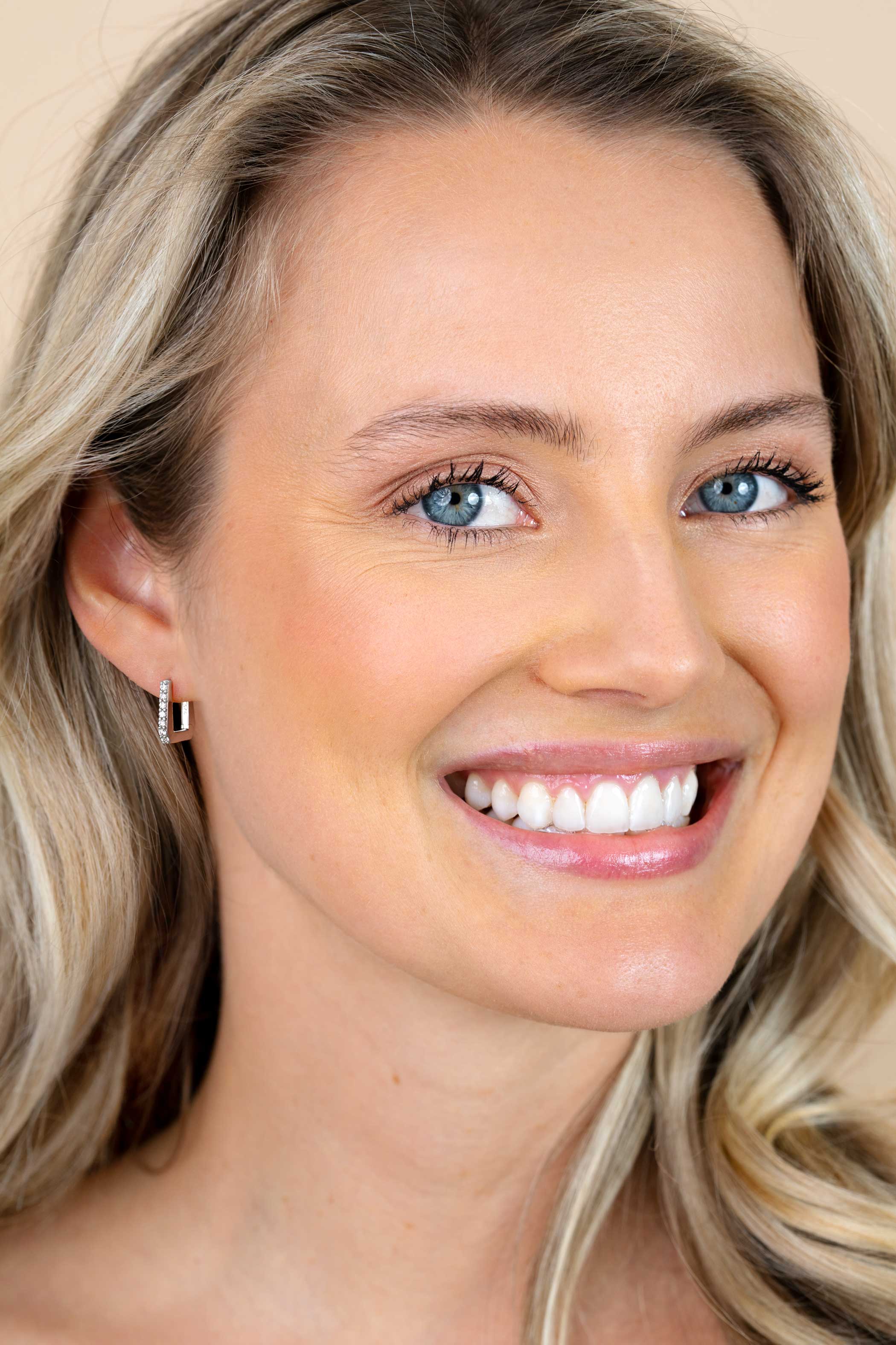 12mm ZINZI zilveren rechthoekige oorringen, strakke buis bezet met een rij witte zirkonia’s, luxe klapsluiting ZIO2878