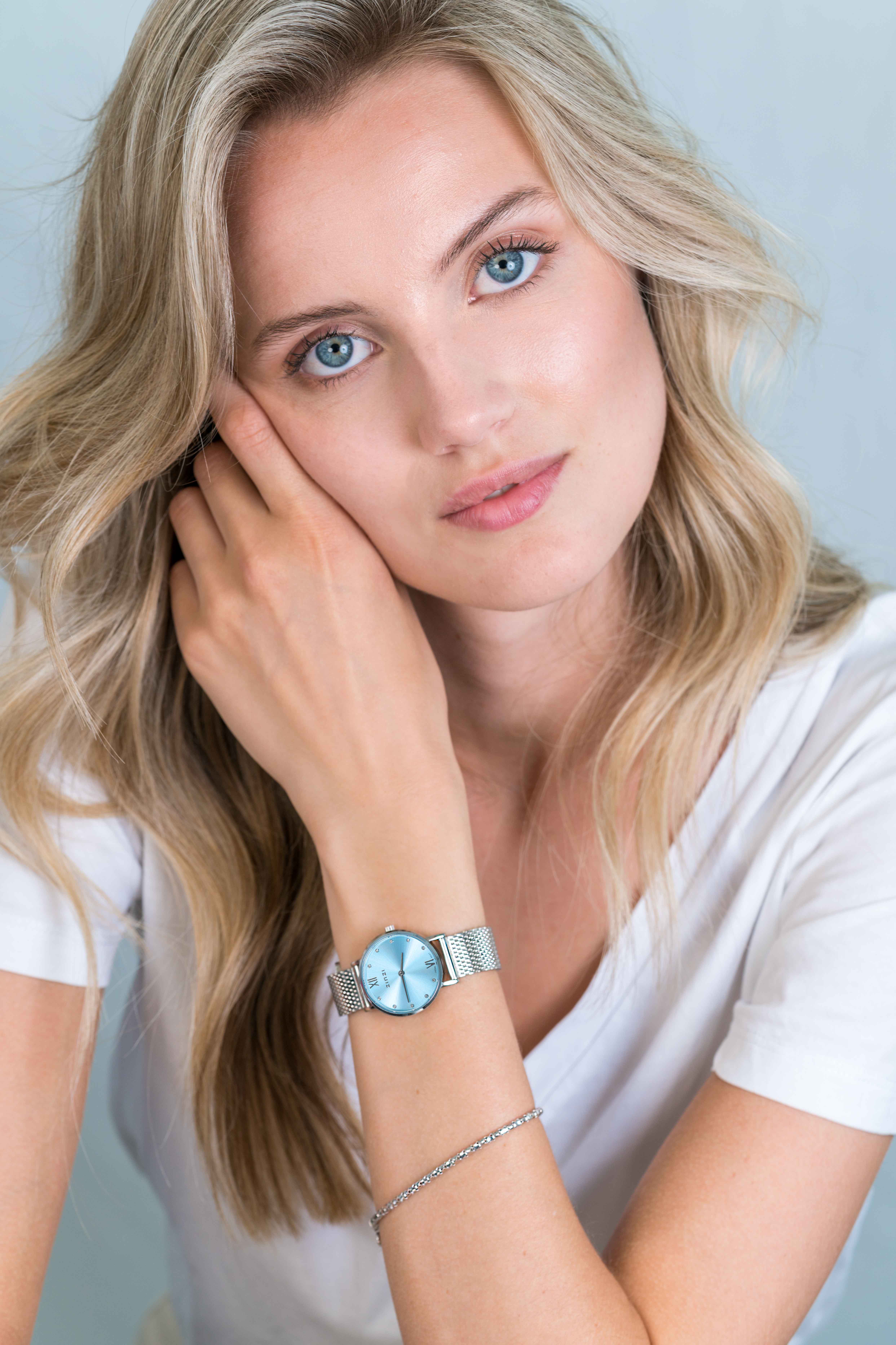 ZINZI Lady Crystal horloge ice blue wijzerplaat en kast stalen mesh band, witte crystals bij uuraanduiding, 28mm extra dun ZIW645M
