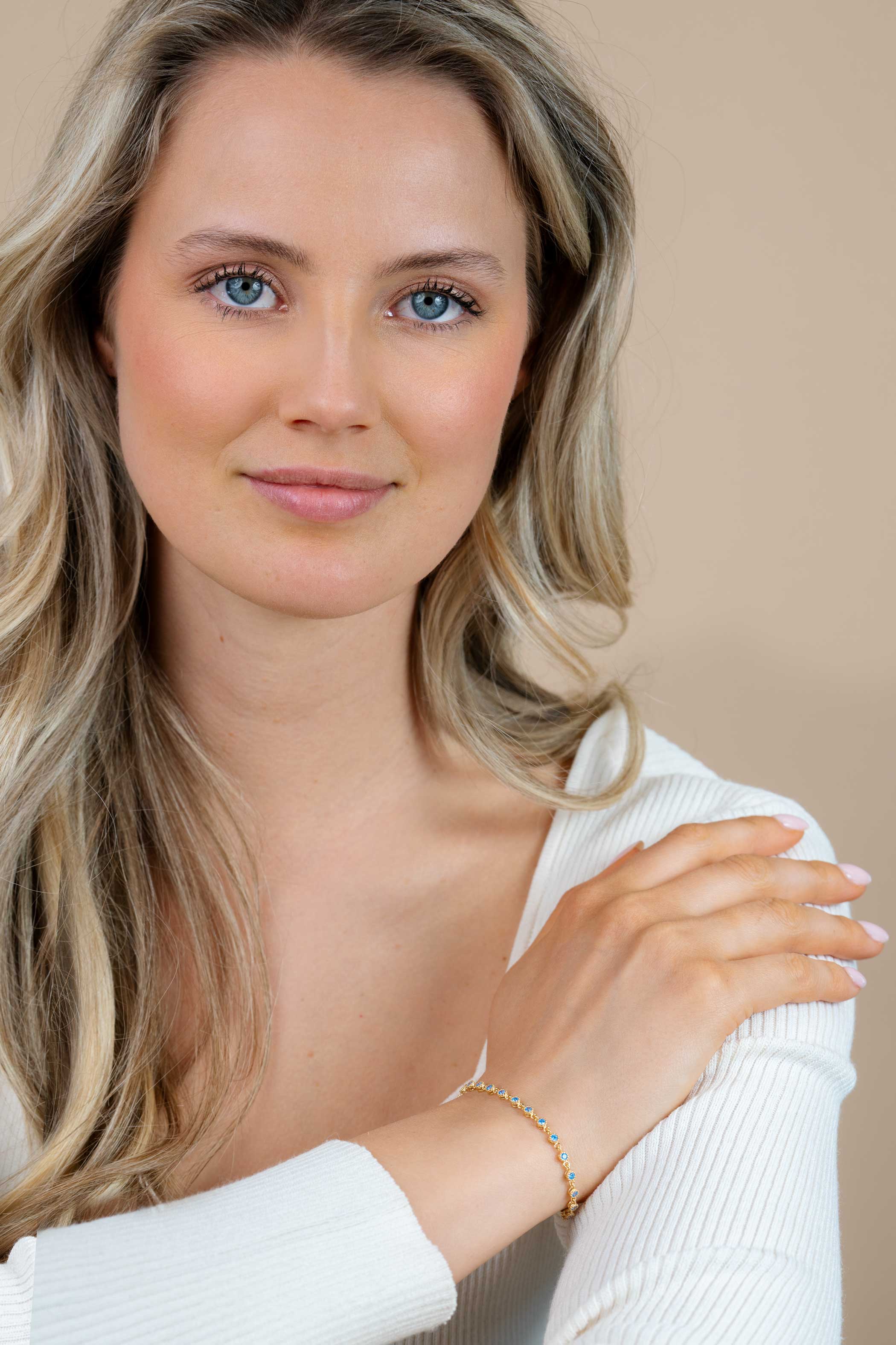 ZINZI gold plated zilveren armband met een speelse rij blauwe zirkonia’s in ronde zetting 3mm breed ZIA2893BG