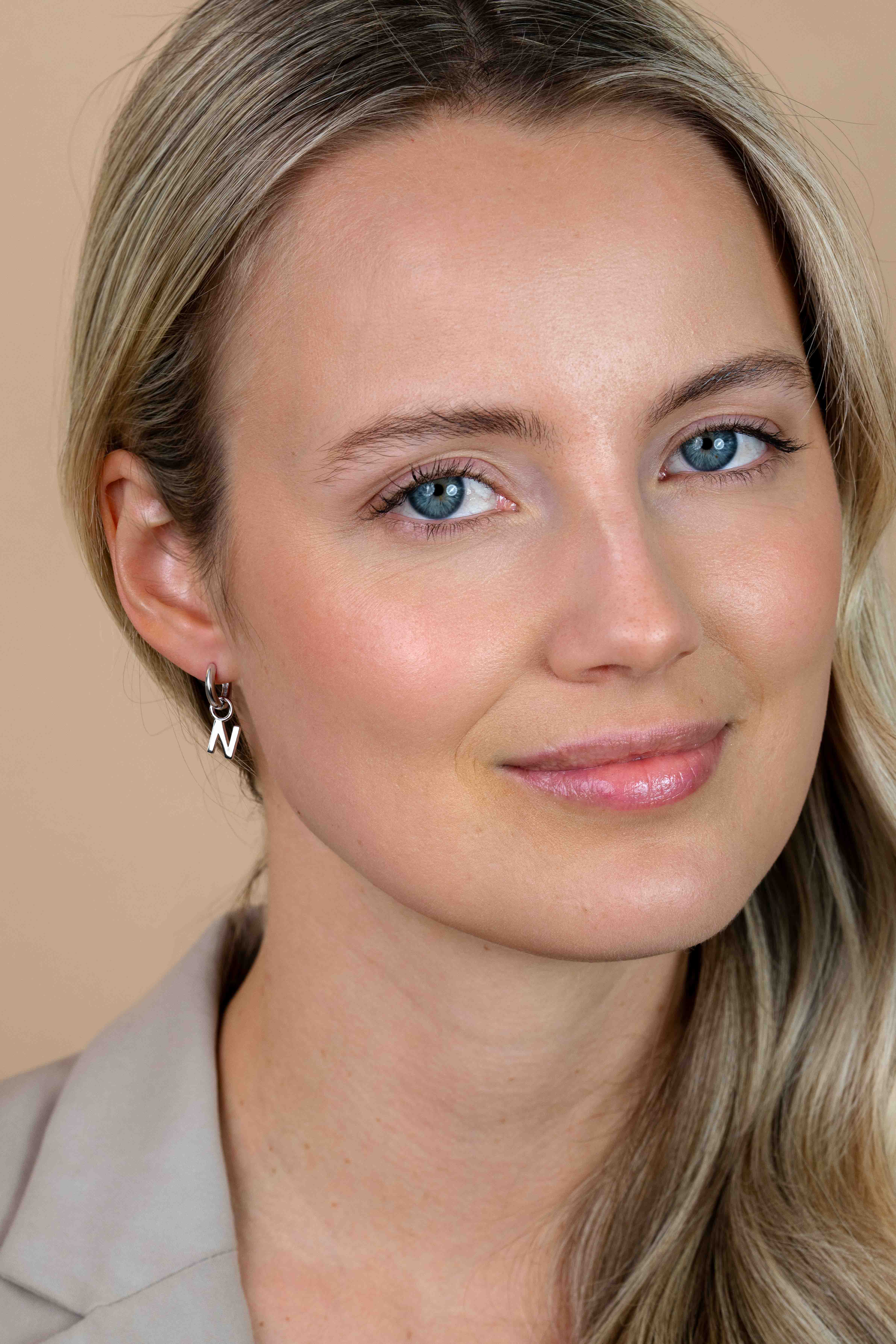 ZINZI zilveren letter oorbedel N per stuk geprijsd ZICH2144N. (zonder oorringen).